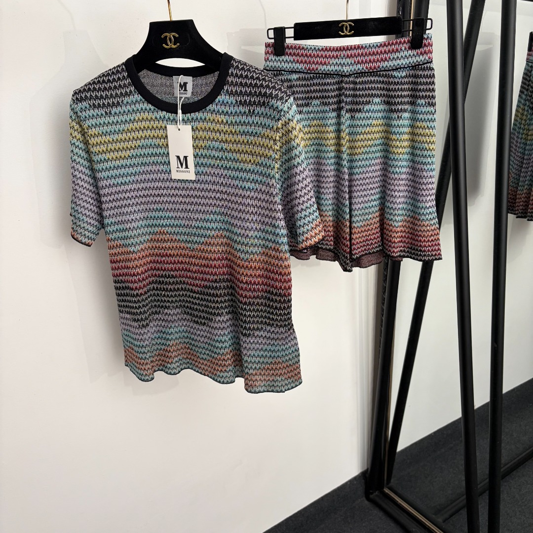 NO:922853,Model No. 20265295 Misson* new suit, bright silk blended gradient wave pattern short-sleeved sweater T-shirt + high-waisted knitted shorts, color, S-XL, [M size shoulder width 37, bust 90, sleeve length 22, length 57; weight 0.145kg; waist 64 elastic, length 45; weight 0.140kg], women's clothing, shorts, T-shirt, tees, t-shirt,19860909款号20265295 Misson*新款套装,亮丝混纺渐变色波浪纹短袖针织衫T恤+高腰针织短裤,彩色,S-XL,【M码肩宽37,胸围90,袖长22,长57；重量0.145kg；腰围64弹力,长45；重量0.140kg】,女装,shorts,T-shirt,tees，t-shirt,,Women's clothing