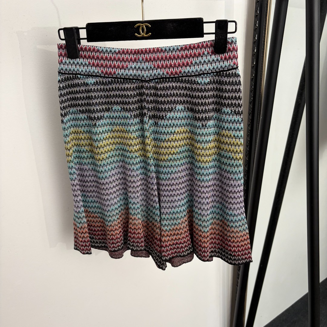 NO:922843,Model No. 20265297 Misson's latest model, bright silk blended gradient wave pattern high-waisted knitted shorts, color, S-XL, [M size waist 64 stretch, length 45; weight 0.140kg], women's clothing, shorts,19860909款号20265297 Misson*新款 亮丝混纺渐变色波浪纹高腰针织短裤,彩色,S-XL,【M码腰围64弹力,长45；重量0.140kg】,女装,shorts,,Women's clothing
