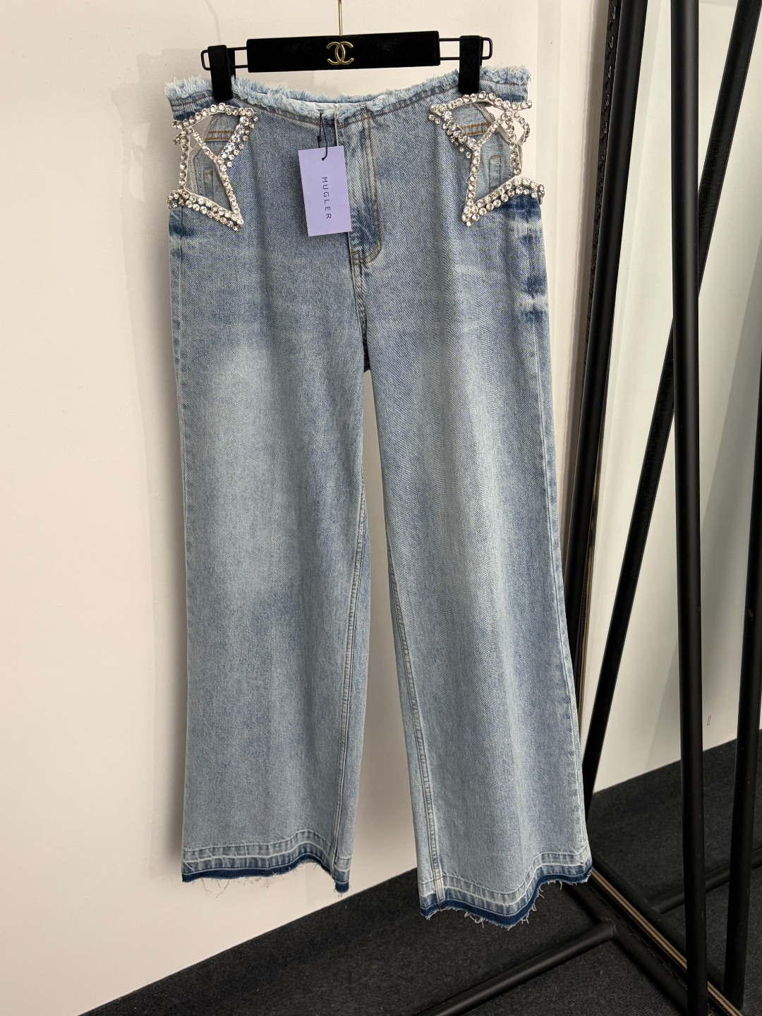 NO:922815,Model No. 20265302 Mugler's latest style fashionable denim trousers with side hollow studs, light blue, S-XXL, [M size waist 76, length 111; weight 0.700kg], women's clothing,19860909款号20265302 Mugler*新款 侧边镂空钉钻时尚牛仔长裤,浅蓝色,S-XXL,【M码腰围76,长111；重量0.700kg】,女装,,Women's clothing