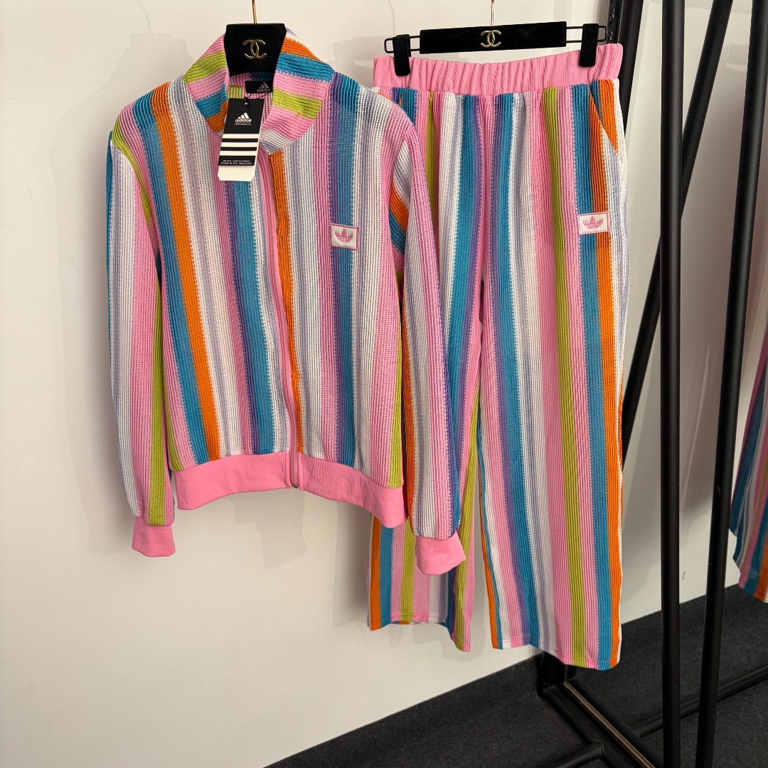 NO:922807,Model number 20265305 Adida's latest sports suit, clover embroidered colorful striped long-sleeved zipper jacket + elastic waist casual trousers, pink, green, yellow, S-XL, [M size shoulder width 40, chest 108, sleeve length 60, length 60; waist 68 elastic, length 101; weight 0.700kg], women's clothing, adidas, jackets & coats,19860909款号20265305 Adida*新款运动套装,三叶草刺绣彩色条纹长袖拉链外套+松紧腰休闲长裤,粉色,绿色,黄色,S-XL,【M码肩宽40,胸围108,袖长60,长60；腰围68弹力,长101；重量0.700kg】,女装,adidas,jackets & coats,,Women's clothing