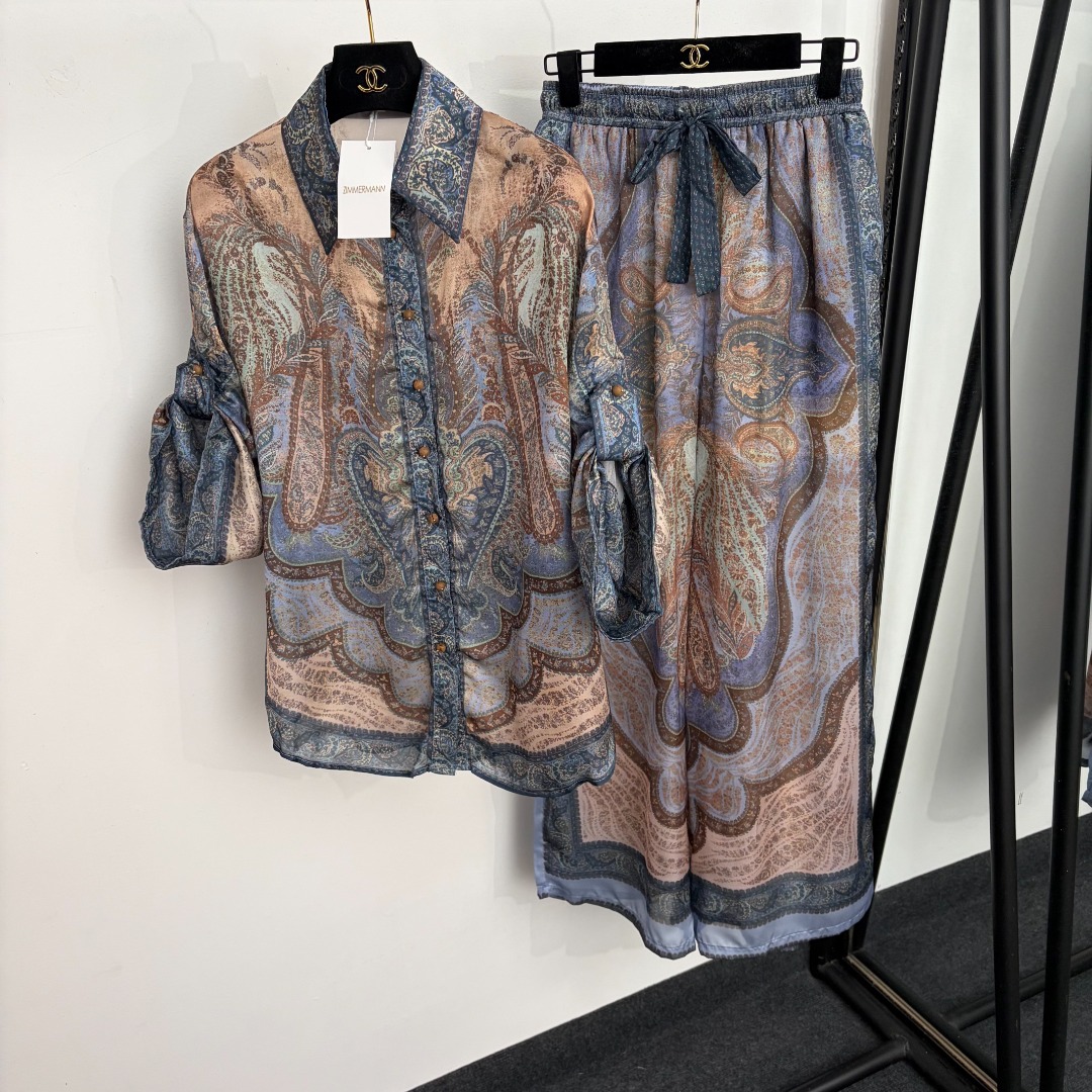 NO:923676,Model No. 20265323 Zimmermann's latest suit, retro pattern print roll-up short-sleeved shirt + elastic waist wide-leg trousers, blue, S-XL, [M size shoulder width 47, bust 122, sleeve length 36, length 68; waist 64 elastic, length 106; weight 0.265kg], Zimmermann-clothing, T-shirt,19860909款号20265323 Zimmermann*新款套装,复古花纹印花可挽起五分短袖衬衣+松紧腰阔腿长裤,蓝色,S-XL,【M码肩宽47,胸围122,袖长36,长68；腰围64弹力,长106；重量0.265kg】,兹默曼-服装,T-shirt,,Women's clothing