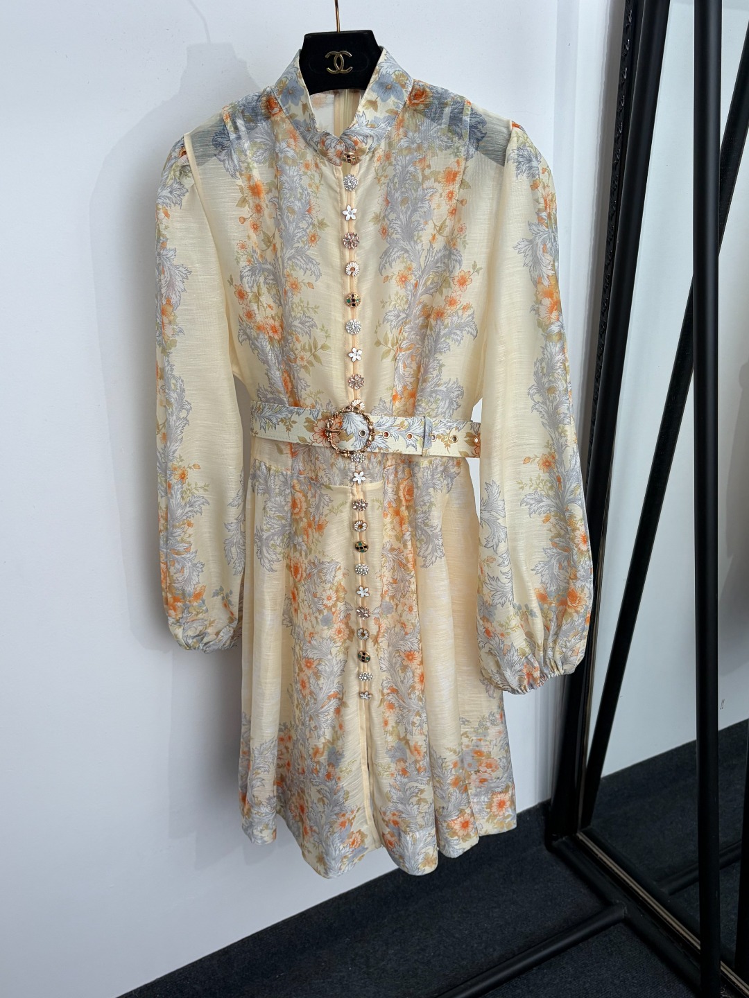 NO:923644,Model No. 20265328 Zimmermann's latest model, diamond-encrusted buttons, elegant print, stand-up collar, waisted lantern long-sleeved dress, short skirt, with belt, suspender lining, apricot color, S-XL, [XL size bust 90, length 68; shoulder width 37, bust 110, waist 94, sleeve length 66, length 100; weight 0.565kg], Zimmermann - clothing, skirts,19860909款号20265328 Zimmermann*新款 镶钻纽扣气质优雅印花 立领收腰灯笼长袖连衣裙 短裙,配腰带,配吊带里衬,杏色,S-XL,【XL码胸围90,长68；肩宽37,胸围110,腰围94,袖长66,长100；重量0.565kg】,兹默曼-服装,skirts,,Women's clothing