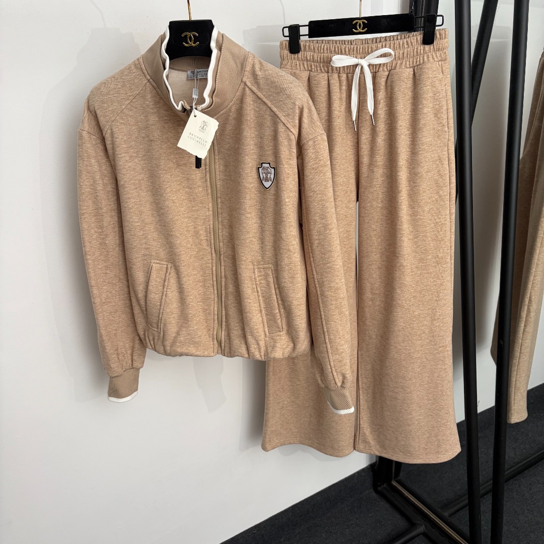 NO:922782,Model No. 20265339 Brunello Cucinell*BC new sports suit, badge embroidered stand-collar long-sleeved zipper jacket + elastic waist wide-leg trousers, light khaki, burgundy, gray, coffee, S-XL, [M size shoulder width 51, chest 118, sleeve length 56, length 54; waist 66 elastic, length 103; weight 1.250kg], women's clothing, brunello cucinelli, jackets &  coats,19860909款号20265339 Brunello Cucinell*BC新款运动套装,徽章刺绣立领长袖拉链外套+松紧腰阔腿长裤,浅卡其色,酒红色,灰色,咖色,S-XL,【M码肩宽51,胸围118,袖长56,长54；腰围66弹力,长103；重量1.250kg】,女装,brunello cucinelli,jackets & coats,,Women's clothing