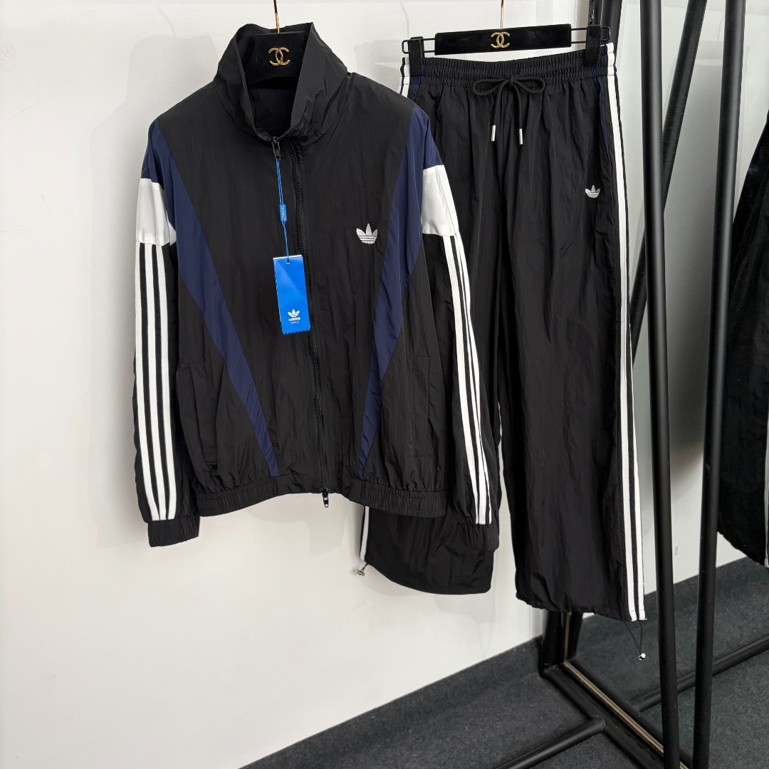 NO:922855,Model No. 20265350 Adida's latest casual sports suit, clover letter embroidered color-blocked stand-up collar long-sleeved windbreaker jacket + side striped webbing drawstring trousers, black, red, navy blue, SML, [M size bust 134, sleeve length 75, length 62; waist 66 stretch, length 100; weight 0.585kg], women's clothing, adidas, jackets & coats,19860909款号20265350 Adida*新款休闲运动套装,三叶草字母刺绣拼色立领长袖风衣外套+侧边条纹织带抽绳束脚长裤,黑色,红色,藏蓝色,SML,【M码胸围134,袖长75,长62；腰围66弹力,长100；重量0.585kg】,女装,adidas,jackets & coats,,Women's clothing