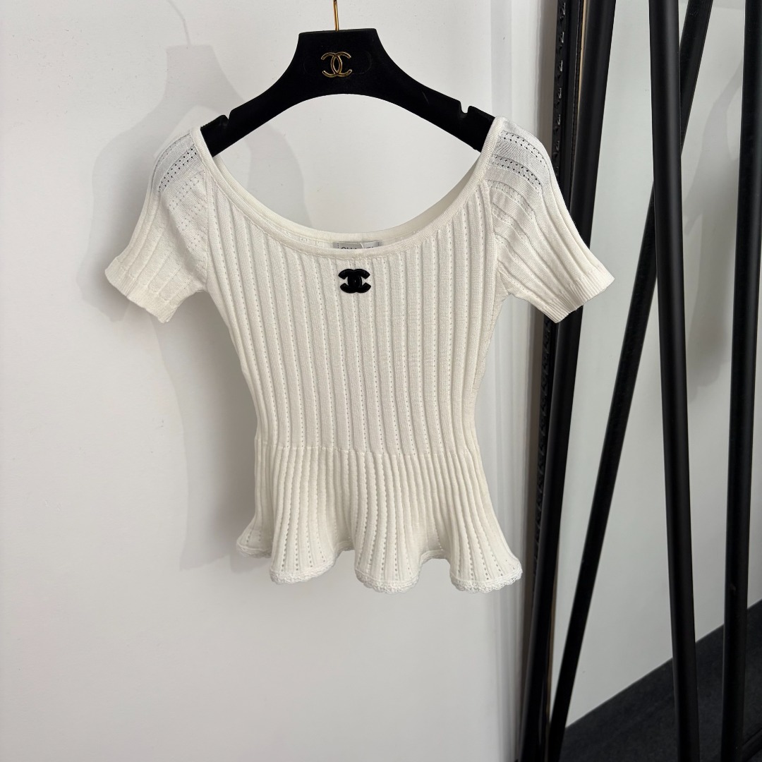 NO:933507,Model No. 20265357 Chane* new style Xiaoxiang logo patch ruffled one-line collar short-sleeved sweater top, white, black, [one size fits all bust 66, sleeve length 18, length 49; weight 0.125kg], Chanel-clothing, chanel, chanel, T-shirt,19860909款号20265357 Chane*新款 小香logo贴布荷叶边一字领短袖针织衫上衣,白色,黑色,【均码胸围66,袖长18,长49；重量0.125kg】,香奈儿-服装,chanel,chanel,T-shirt,,Women's clothing