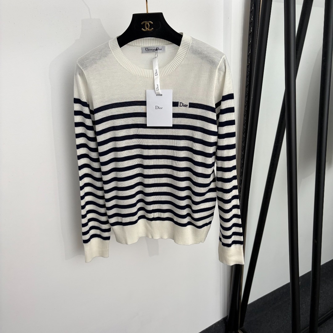 NO:933475,Model No. 20265385 Dio* new logo embroidered letters color block striped pullover long-sleeved wool sweater, off-white, navy blue, 36 38 40, [size 38 shoulder width 36, bust 92, sleeve length 59, length 56; weight 0.170kg], Dior-clothing, dior, dior,19860909款号20265385 Dio*新款 logo刺绣字母 拼色条纹套头长袖羊毛针织衫,米白色,藏蓝色,36 38 40,【38码肩宽36,胸围92,袖长59,长56；重量0.170kg】,迪奥-服装,dior,dior,,Women's clothing