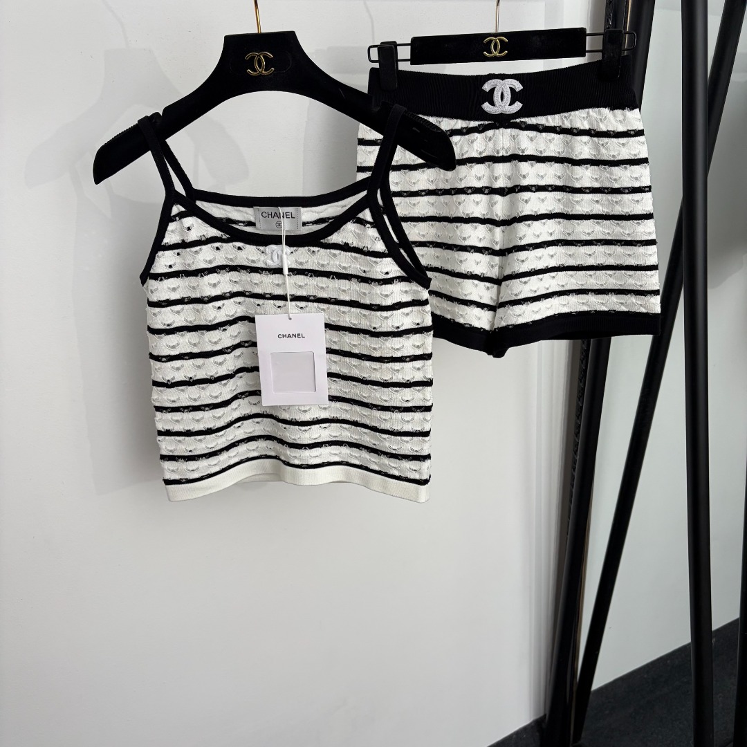 NO:933482,Model No. 20265386 Chane* new set, Xiaoxiang logo patch contrasting striped hollow knitted camisole + striped knitted shorts, white, yellow, [One size fits all bust 72, length 43; weight 0.75kg; waist 62 elastic, pants length 33; weight 0.150kg], Chanel - Clothing, chanel, chanel, shorts,19860909款号20265386 Chane*新款套装,小香logo贴布撞色条纹镂空针织吊带背心+条纹针织短裤,白色,黄色,【均码胸围72,长43；重量0.75kg；腰围62弹力,裤长33；重量0.150kg】,香奈儿-服装,chanel,chanel,shorts,,Women's clothing