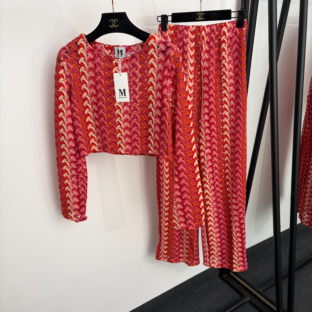 NO:922684,Model number 20265390 Misson's latest suit, gradient wave color block vertical stripe hollow long-sleeved short sweater top + high-waisted knitted trousers, red, yellow, S-XL, [M size shoulder width 38, chest 90, sleeve length 58, length 38; waist 60 elastic, length 102; weight 0.405kg], women's clothing,19860909款号20265390 Misson*新款套装,渐变色波浪拼色竖条纹镂空长袖短款针织衫上衣+高腰针织长裤,红色,黄色,S-XL,【M码肩宽38,胸围90,袖长58,长38；腰围60弹力,长102；重量0.405kg】,女装,,Women's clothing