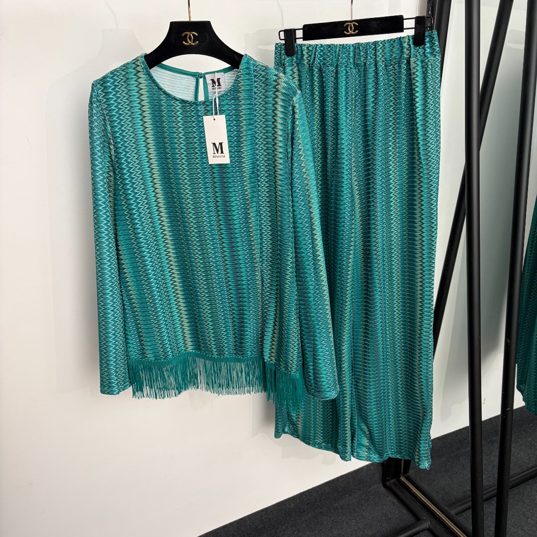 NO:922696,Model No. 20265392 Misson's latest suit, gradient wavy color-blocked vertical striped fringed hem long-sleeved sweater top + elastic waist wide-leg trousers, green, S-XL, [M size shoulder width 39, bust 102, sleeve length 61, length 61; weight 0.225kg; elastic waist 68, pants length 101; weight 0.285kg], women's clothing,19860909款号20265392 Misson*新款套装,渐变波浪拼色竖条纹流苏下摆长袖针织衫上衣+松紧腰阔腿长裤,绿色,S-XL,【M码肩宽39,胸围102,袖长61,长61；重量0.225kg；腰围68弹力,裤长101；重量0.285kg】,女装,,Women's clothing