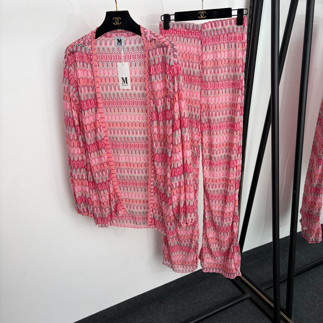 NO:922707,Model No. 20265394 Misson's latest suit, gradient wavy striped long-sleeved knitted cardigan + high-waisted slimming trousers, pink, S-XL, [M size shoulder width 43, bust 98, sleeve length 58, length 69; weight 0.165kg; bust 64 elastic, length 110; weight 0.170kg], women's clothing,19860909款号20265394 Misson*新款套装,渐变色波浪条纹长袖针织开衫+高腰显瘦长裤,粉红色,S-XL,【M码肩宽43,胸围98,袖长58,长69；重量0.165kg；胸围64弹力,长110；重量0.170kg】,女装,,Women's clothing