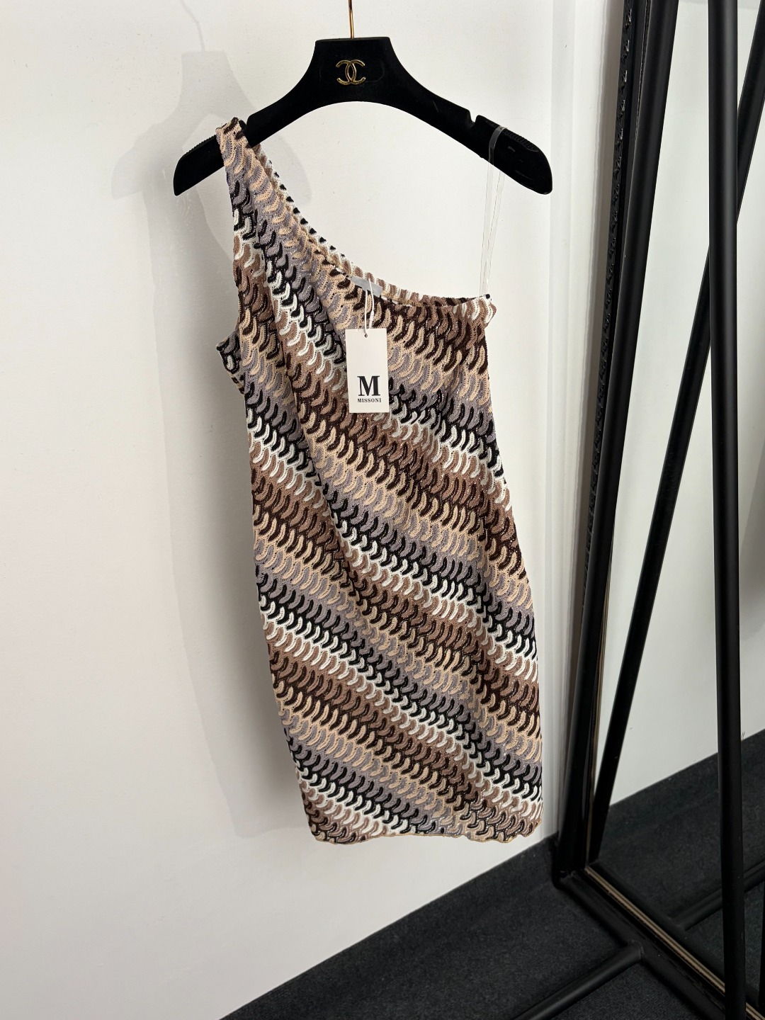 NO:922754,Model No. 20265399 Misson's latest style gradient oblique wavy stripes one-shoulder oblique shoulder hollow knitted suspender dress, black, coffee, gray, rose red, S-XL, [L size bust 88, length 91; weight 0.150kg], women's clothing, skirts,19860909款号20265399 Misson*新款 渐变色斜波浪条纹 单肩斜肩镂空针织吊带连衣裙,黑色,咖色,灰色,玫红色,S-XL,【L码胸围88,长91；重量0.150kg】,女装,skirts,,Women's clothing