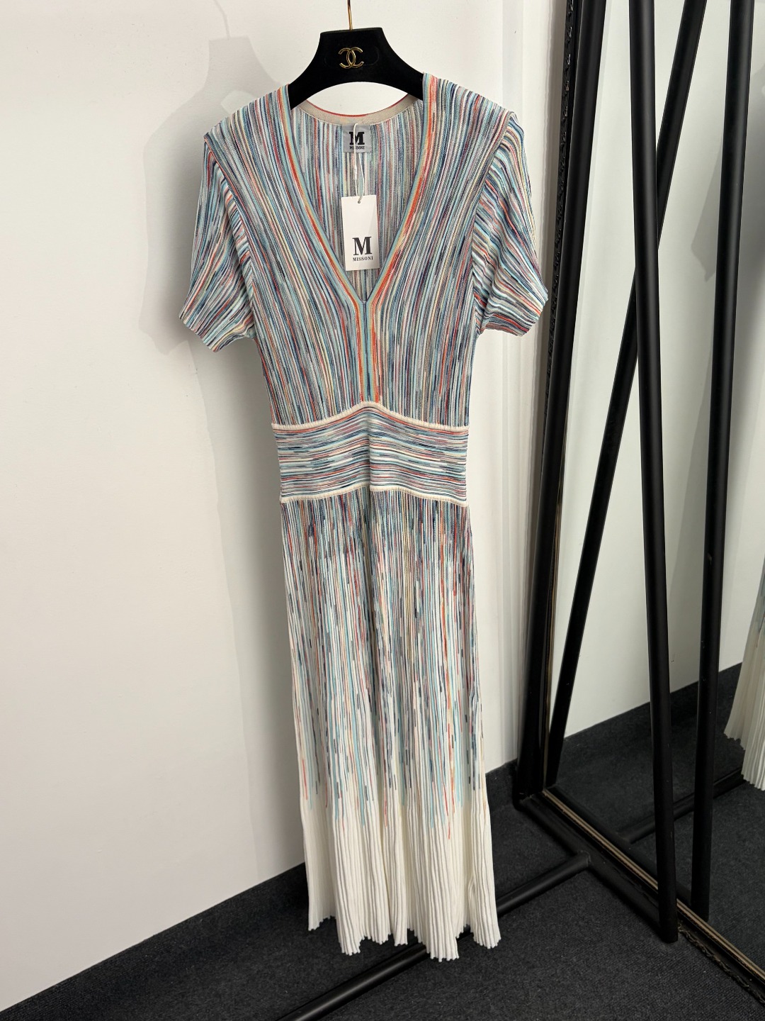 NO:922788,Model number 20265403 Misson's latest gradient color color block striped V-neck waisted knitted short-sleeved dress, white, S-XL, [M size bust 64, sleeve length 20, length 128; weight 0.595kg], women's clothing, skirts, T-shirt,19860909款号20265403 Misson*新款 渐变色彩色拼色条纹V领收腰针织短袖连衣裙,白色,S-XL,【M码胸围64,袖长20,长128；重量0.595kg】,女装,skirts,T-shirt,,Women's clothing