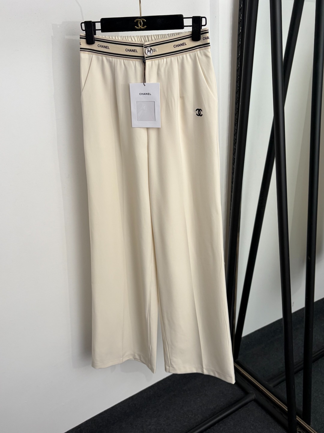 NO:933474,Model No. 20265407 Chane* new style Xiaoxiang logo embroidered letter web high-waisted straight trousers, off-white, coffee color, coffee color, khaki, black, gray, S-XXL, [M size waist 66 elastic, length 105; weight 0.410kg], Chanel - clothing, chanel, chanel,19860909款号20265407 Chane*新款 小香logo刺绣字母织带高腰直筒长裤,米白色,咖色,咖啡色,卡其色,黑色,灰色,S-XXL,【M码腰围66弹力,长105；重量0.410kg】,香奈儿-服装,chanel,chanel,,Women's clothing