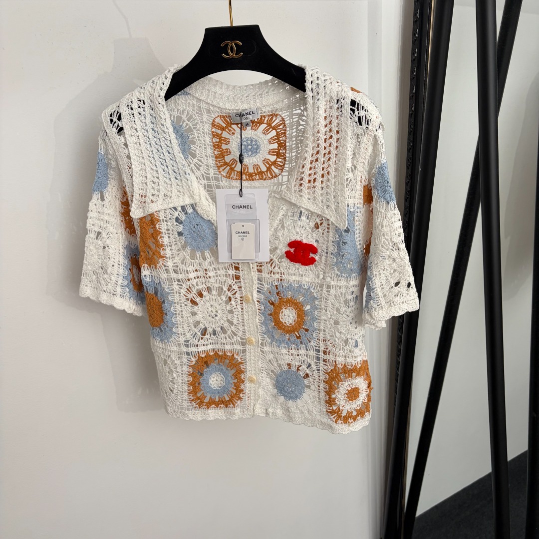 NO:933522,Model No. 20265417 Chane's latest cute crochet V-neck hollow short-sleeved knitted cardigan top, white, apricot, 36 38 40, [size 38 shoulder width 40, bust 90, sleeve length 26, length 51; weight 0.170kg], Chanel-clothing, chanel, chanel, T-shirt,19860909款号20265417 Chane*新款 可爱钩花V领镂空短袖针织开衫 上衣,白色,杏色,36 38 40,【38码肩宽40,胸围90,袖长26,长51；重量0.170kg】,香奈儿-服装,chanel,chanel,T-shirt,,Women's clothing