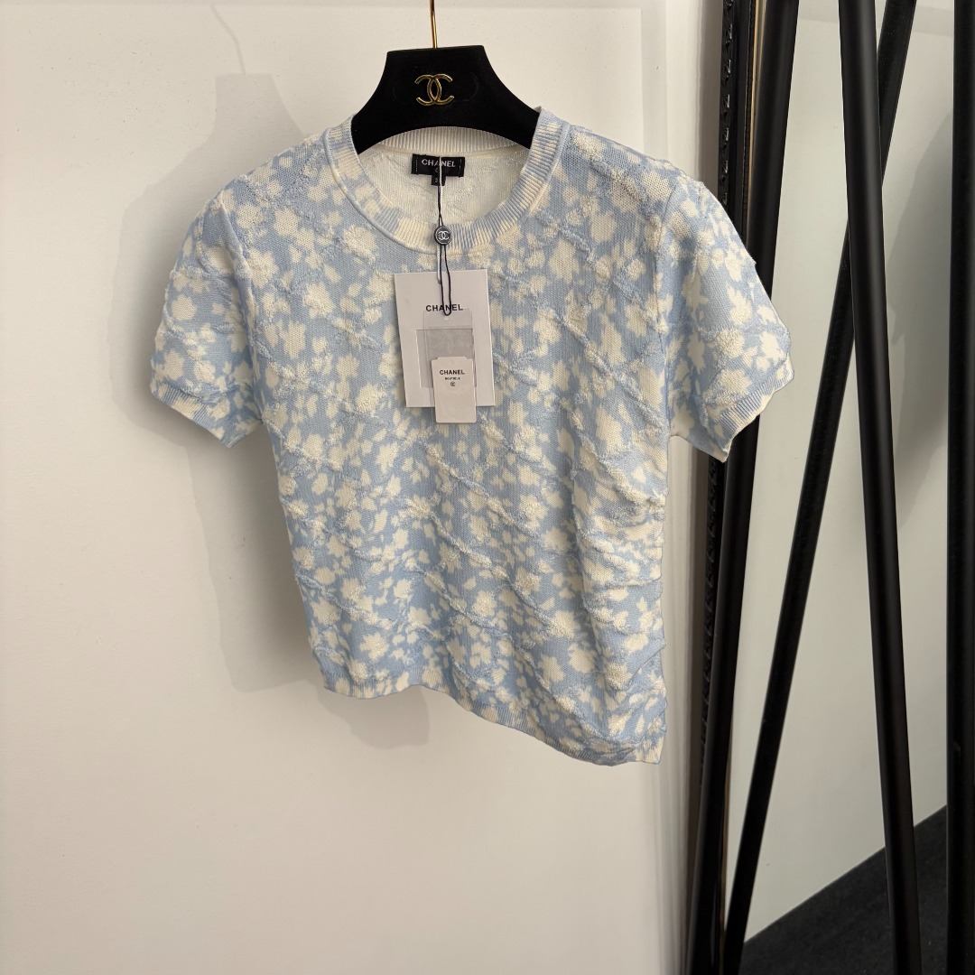 NO:933531,Model No. 20265418 Chane* new style Xiaoxiang logo snowflake pattern short-sleeved wool sweater top, blue, 36 38 40, [36 size chest 86, sleeve length 18, length 45; weight 0.145kg], Chanel-clothing, chanel, chanel, T-shirt,19860909款号20265418 Chane*新款 小香logo雪花图案短袖羊毛针织衫上衣,蓝色,36 38 40,【36码胸围86,袖长18,长45；重量0.145kg】,香奈儿-服装,chanel,chanel,T-shirt,,Women's clothing