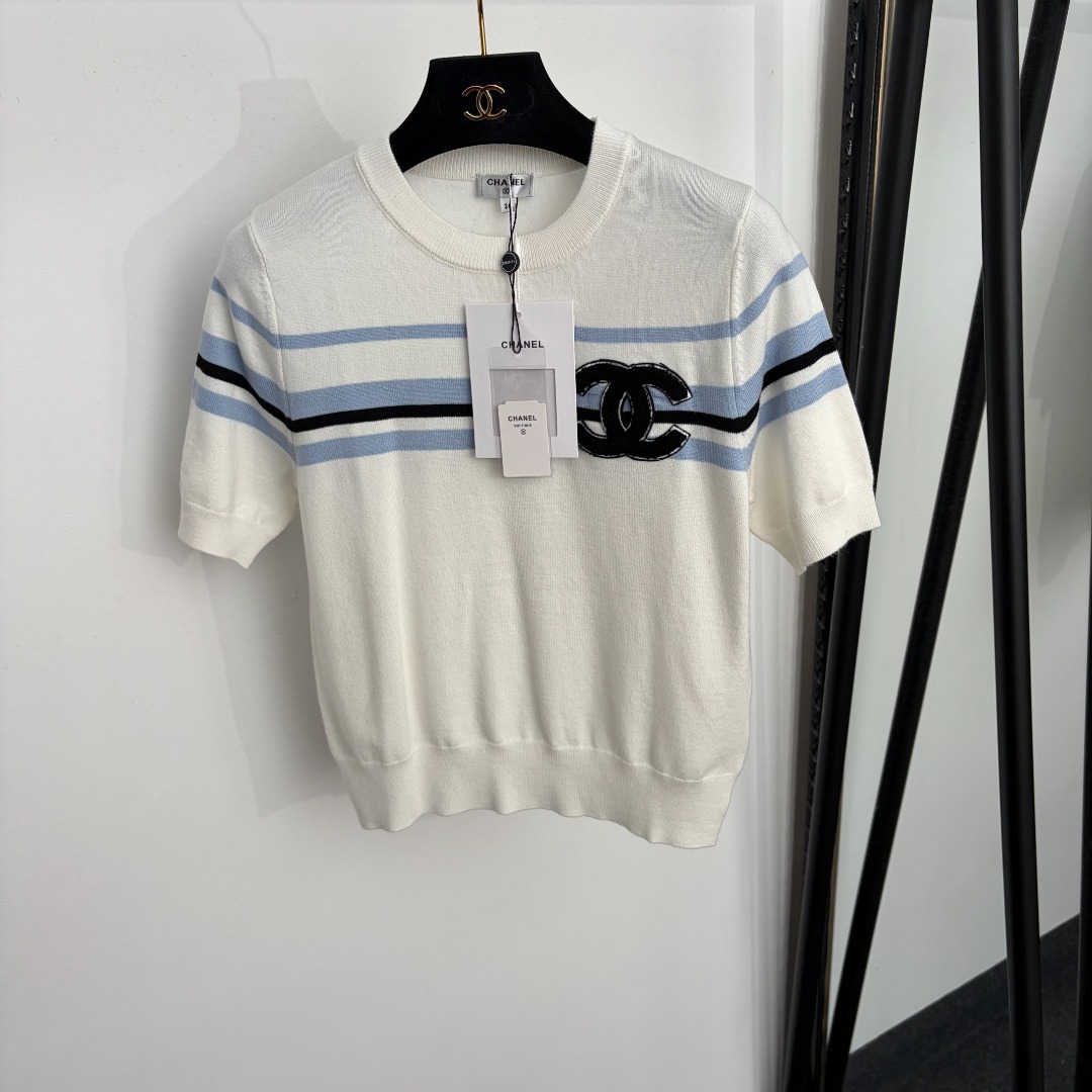 NO:933489,Model No. 20265426 Chane* new style Xiaoxiang logo embroidered color block striped short-sleeved sweater top, white, red, 36 38 40, [36 size bust 82, sleeve length 25, length 52; weight 0.180kg], Chanel-clothing, chanel, chanel, T-shirt,19860909款号20265426 Chane*新款 小香logo刺绣拼色条纹短袖针织衫 上衣,白色,红色,36 38 40,【36码胸围82,袖长25,长52；重量0.180kg】,香奈儿-服装,chanel,chanel,T-shirt,,Women's clothing