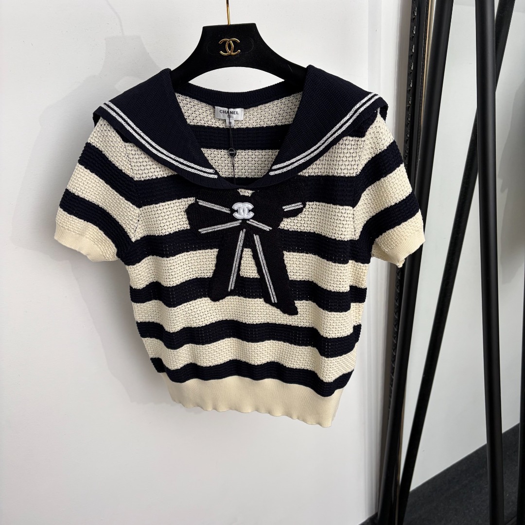 NO:933497,Model number 20265427 Chane* new logo patch bow navy collar striped short-sleeved sweater top, off-white, 36 38 40, [size 38 shoulder width 37, bust 90, sleeve length 19, length 54; weight 0.225kg], Chanel-clothing, chanel, chanel, T-shirt,19860909款号20265427 Chane*新款 logo贴布 蝴蝶结海军领条纹短袖针织衫上衣,米白色,36 38 40,【38码肩宽37,胸围90,袖长19,长54；重量0.225kg】,香奈儿-服装,chanel,chanel,T-shirt,,Women's clothing