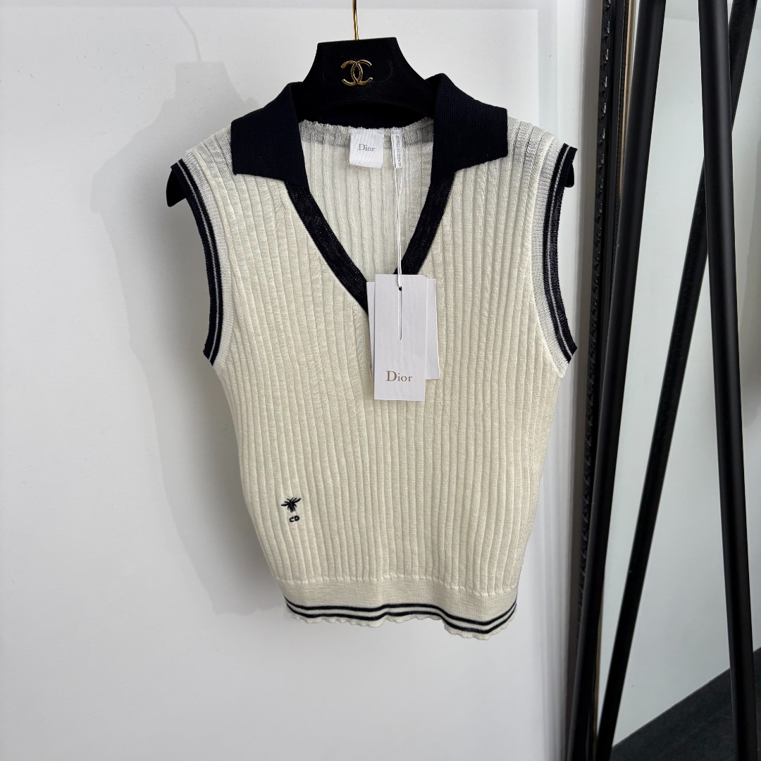 NO:933483,Model number 20265435 Dio* new CD bee embroidery diamond button contrasting V-neck knitted vest, off-white, black, 36 38 40, [36 size bust 80, length 55; weight 0.170kg], Dior-clothing, dior, dior,19860909款号20265435 Dio*新款 CD小蜜蜂刺绣 镶钻纽扣撞色V领针织背心,米白色,黑色,36 38 40,【36码胸围80,长55；重量0.170kg】,迪奥-服装,dior,dior,,Women's clothing