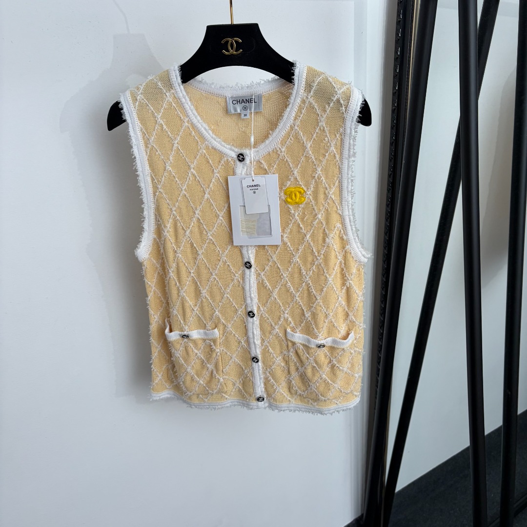 NO:933465,Model No. 20265437 Chane* new style Xiaoxiang logo embroidered patch diamond plaid knitted vest, light yellow, 36 38 40, [38 size bust 84, length 56; weight 0.270kg], Chanel-clothing, chanel, chanel,19860909款号20265437 Chane*新款 小香logo刺绣贴布菱格子针织背心,浅黄色,36 38 40,【38码胸围84,长56；重量0.270kg】,香奈儿-服装,chanel,chanel,,Women's clothing