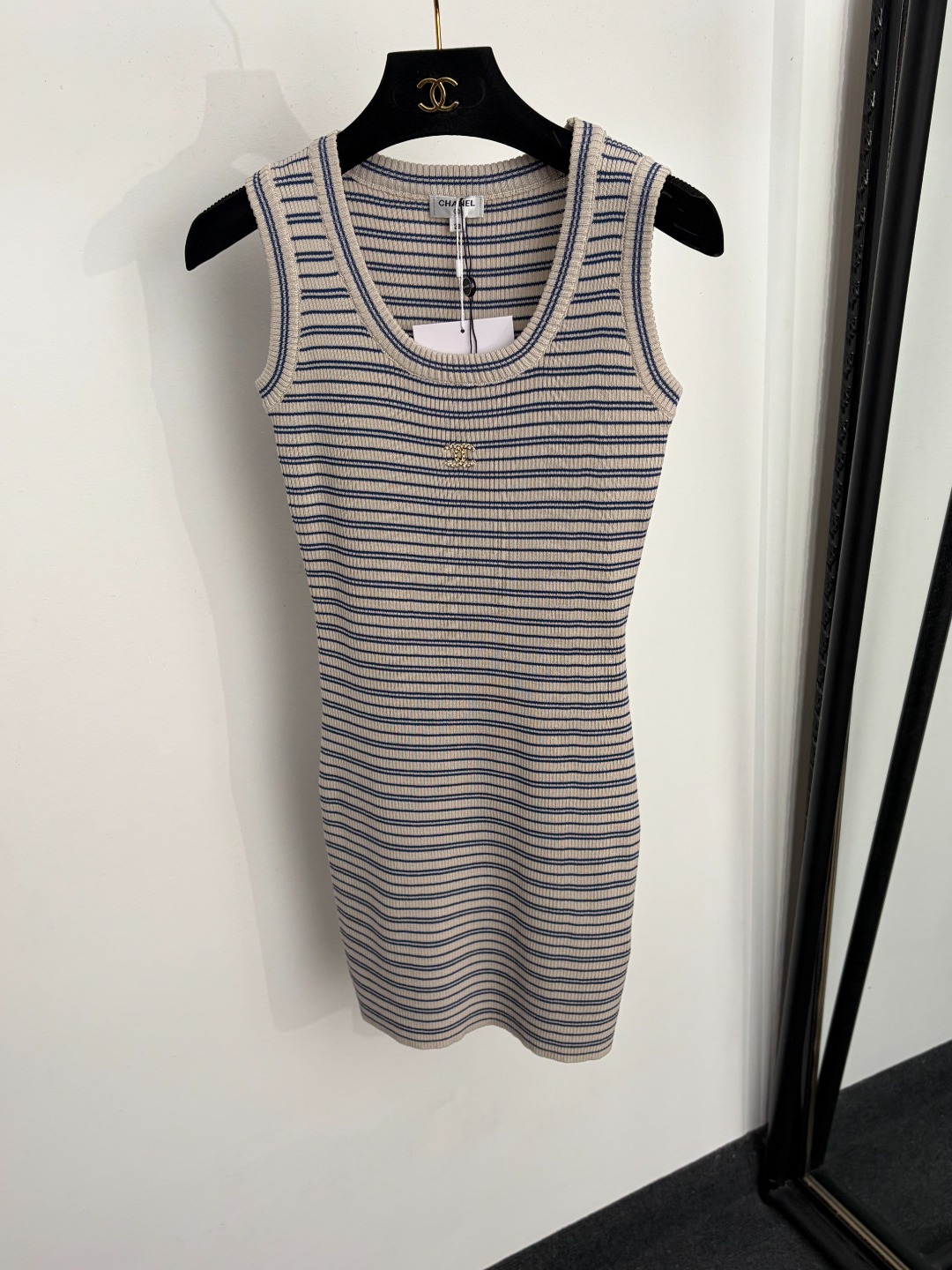 NO:933457,Model number 20265441 Chane*new style Xiaoxiang logo striped knitted vest dress, beige, 36 38 40, [size 38 bust 66, length 77; weight 0.kg], Chanel-clothing, chanel, chanel, skirts,19860909款号20265441 Chane*新款 小香logo条纹针织背心连衣裙,米色,36 38 40,【38码胸围66,长77；重量0.kg】,香奈儿-服装,chanel,chanel,skirts,,Women's clothing
