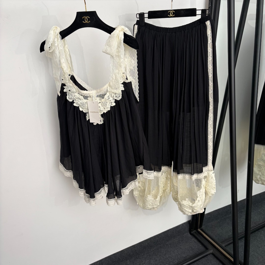 NO:923577,Model No. 20265443 Zimmermann's latest suit, irregular lace splicing cool camisole top + lace splicing bloomer trousers, black, S-XXL, [M size bust 92, length 45; waist 66 stretch, length 95; weight 0.460kg], Zimmermann - Clothing,19860909款号20265443 Zimmermann*新款套装,不规则摆蕾丝拼接清凉吊带背心上衣+蕾丝拼接灯笼长裤,黑色,S-XXL,【M码胸围92,长45；腰围66弹力,长95；重量0.460kg】,兹默曼-服装,,Women's clothing