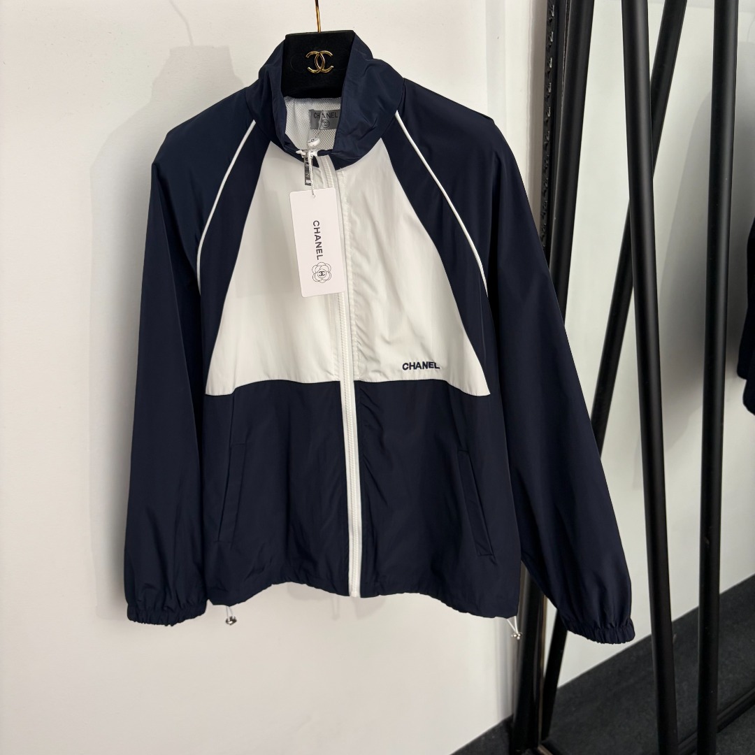 NO:933421,Model No. 20265448 Chane* new style breathable mesh lining Xiaoxiang logo embroidered letters color-blocked long-sleeved nylon windbreaker jacket, navy blue, SML, [M size bust 110, sleeve length 72, length 64; weight 0.310kg], Chanel-clothing, chanel, chanel, jackets & coats,19860909款号20265448 Chane*新款 透气网格里衬 小香logo刺绣字母拼色长袖尼龙风衣外套,藏蓝色,SML,【M码胸围110,袖长72,长64；重量0.310kg】,香奈儿-服装,chanel,chanel,jackets & coats,,Women's clothing