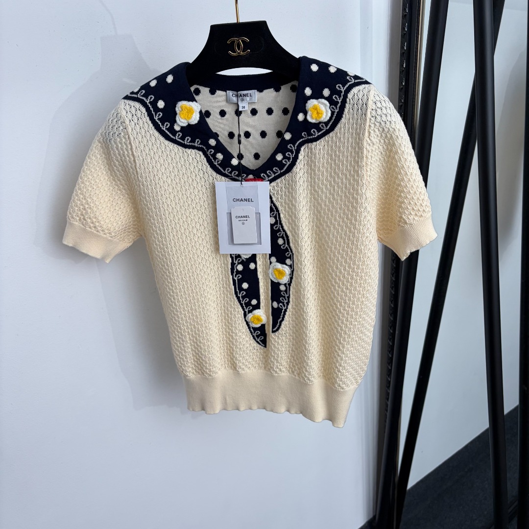 NO:933452,Model number 20265453 Chane* new three-dimensional crochet contrasting polka dot short-sleeved sweater top, off-white, 36 38 40, [38 size bust 88, sleeve length 21, length 53; weight 0.215kg], Chanel-clothing, chanel, chanel, T-shirt,19860909款号20265453 Chane*新款 立体钩花 撞色波点短袖针织衫上衣,米白色,36 38 40,【38码胸围88,袖长21,长53；重量0.215kg】,香奈儿-服装,chanel,chanel,T-shirt,,Women's clothing