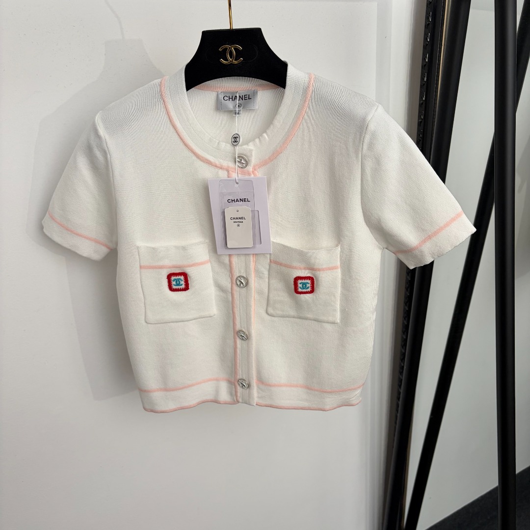 NO:933440,Model No. 20265473 Chane* new style Xiaoxiang logo embroidered pocket short-sleeved knitted cardigan top, white, light blue, 36 38 40, [36 size bust 84, sleeve length 19, length 48; weight 0.225kg], Chanel-clothing, chanel, chanel, T-shirt,19860909款号20265473 Chane*新款 小香logo刺绣口袋短袖针织开衫 上衣,白色,浅蓝色,36 38 40,【36码胸围84,袖长19,长48；重量0.225kg】,香奈儿-服装,chanel,chanel,T-shirt,,Women's clothing