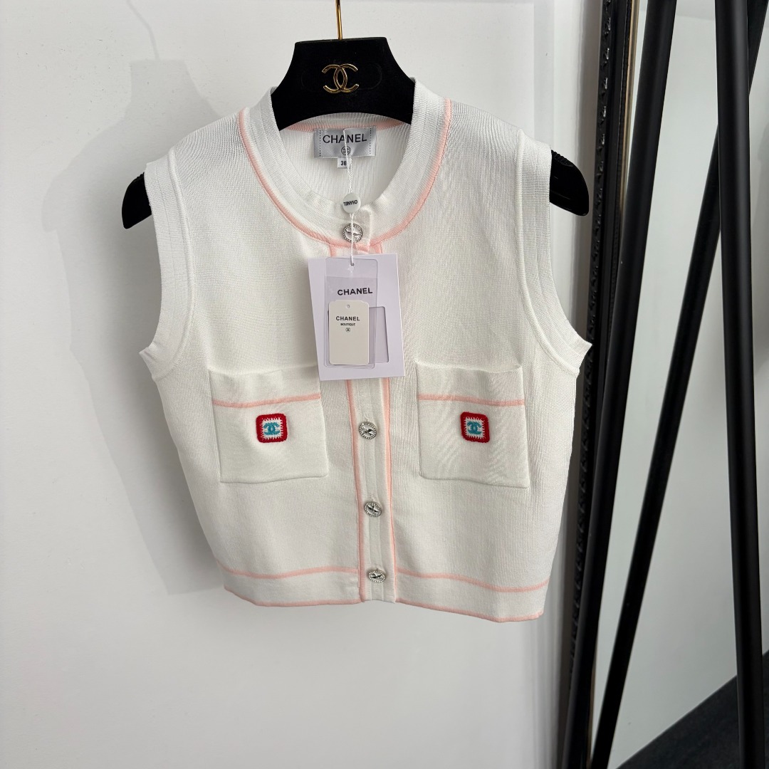 NO:933446,Model number 20265474 Chane* new style Xiaoxiang logo embroidered pocket knitted vest, white, light blue, 36 38 40, [36 size bust 84, length 47; weight 0.185kg], Chanel-clothing, chanel, chanel,19860909款号20265474 Chane*新款 小香logo刺绣口袋针织马甲,白色,浅蓝色,36 38 40,【36码胸围84,长47；重量0.185kg】,香奈儿-服装,chanel,chanel,,Women's clothing