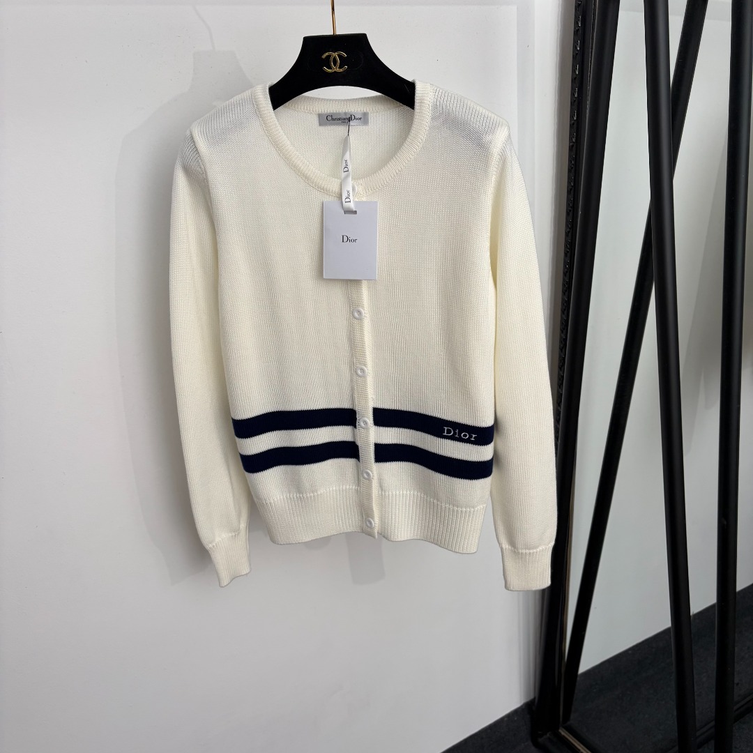 NO:933491,Model No. 20265476 Dio* new logo embroidered letter contrast striped long-sleeved knitted cardigan, off-white, dark blue, SML, [M size shoulder width 36, chest 92, sleeve length 60, length 57; weight 0.505kg], Dior-clothing, dior, dior,19860909款号20265476 Dio*新款 logo刺绣字母撞色条纹长袖针织开衫,米白色,深蓝色,SML,【M码肩宽36,胸围92,袖长60,长57；重量0.505kg】,迪奥-服装,dior,dior,,Women's clothing