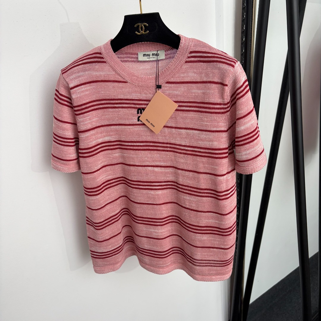 NO:933920,Model number 20265497 Miumi* new logo embroidered letters striped short-sleeved sweater T-shirt, pink, 36 38 40, [size 38 shoulder width 37, chest 102, sleeve length 21, length 57; weight 0.kg], Miumiu-clothing, miumiu, T-shirt, tees, t-shirt,19860909款号20265497 Miumi*新款logo刺绣字母条纹短袖针织衫 T恤,粉色,36 38 40,【38码肩宽37,胸围102,袖长21,长57；重量0.kg】,缪缪-服装,miumiu,T-shirt,tees，t-shirt,,Women's clothing