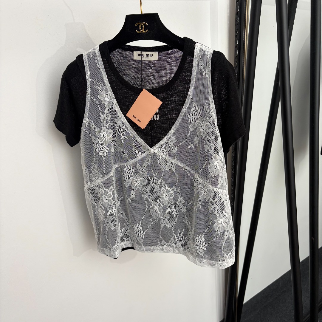 NO:933915,Model number 20265500 Miumi* new logo embroidered letters lace mesh splicing short-sleeved sweater top, black, gray, 36 38 40, [36 size bust 96, sleeve length 17, length 55; weight 0.150kg], Miumi-clothing, miumiu, T-shirt,19860909款号20265500 Miumi*新款logo刺绣字母 蕾丝网纱拼接短袖针织衫上衣,黑色,灰色,36 38 40,【36码胸围96,袖长17,长55；重量0.150kg】,缪缪-服装,miumiu,T-shirt,,Women's clothing