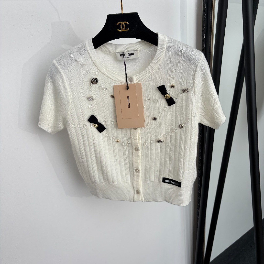 NO:933900,Model No. 20265503 Miumi* new beaded bow pure cotton short-sleeved knitted cardigan top, white, black, SML, [S size bust 80, sleeve length 17, length 44; weight 0.225kg], Miumi-clothing, miumiu, T-shirt,19860909款号20265503 Miumi*新款 钉珠蝴蝶结纯棉短袖针织开衫 上衣,白色,黑色,SML,【S码胸围80,袖长17,长44；重量0.225kg】,缪缪-服装,miumiu,T-shirt,,Women's clothing