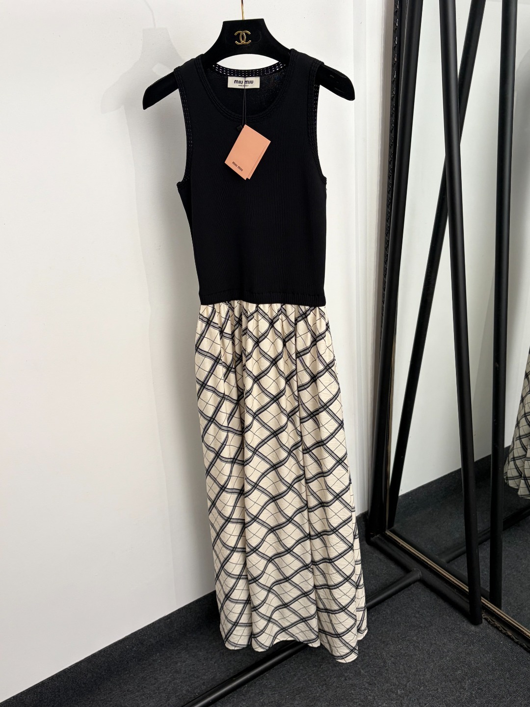 NO:933905,Model number 20265504 Miumi* new logo embroidered letter plaid stitching knitted vest dress, black, brown, 36 38 40, [36 size bust 70 elastic waist 60 elastic, length 133; weight 0.450kg], Miumiu-clothing, miumiu, skirts,19860909款号20265504 Miumi*新款logo刺绣字母格子拼接针织背心连衣裙,黑色,咖色,36 38 40,【36码胸围70弹力腰围60弹力,长133；重量0.450kg】,缪缪-服装,miumiu,skirts,,Women's clothing