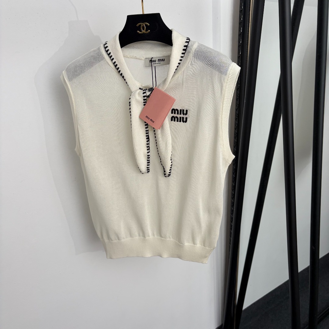 NO:933910,Model No. 20265505 Miumi* new logo embroidered letters bow tie knitted vest, off-white, SML, [S size bust 92, length 55; weight 0.155kg], Miumiu-clothing, miumiu,19860909款号20265505 Miumi*新款logo刺绣字母领结针织背心,米白色,SML,【S码胸围92,长55；重量0.155kg】,缪缪-服装,miumiu,,Women's clothing
