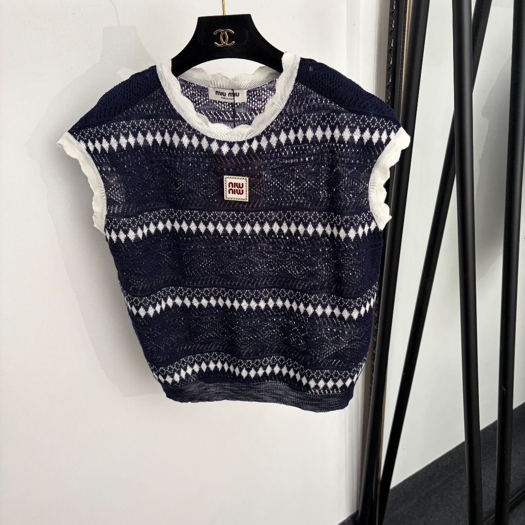 NO:933884,Model number 20265511 Miumi* new logo embroidered letters hollow striped knitted vest, white, navy blue, SML, [M size bust 108, length 51; weight 0.170kg], Miumi-clothing, miumiu,19860909款号20265511 Miumi*新款logo刺绣字母镂空条纹针织背心,白色,藏蓝色,SML,【M码胸围108,长51；重量0.170kg】,缪缪-服装,miumiu,,Women's clothing