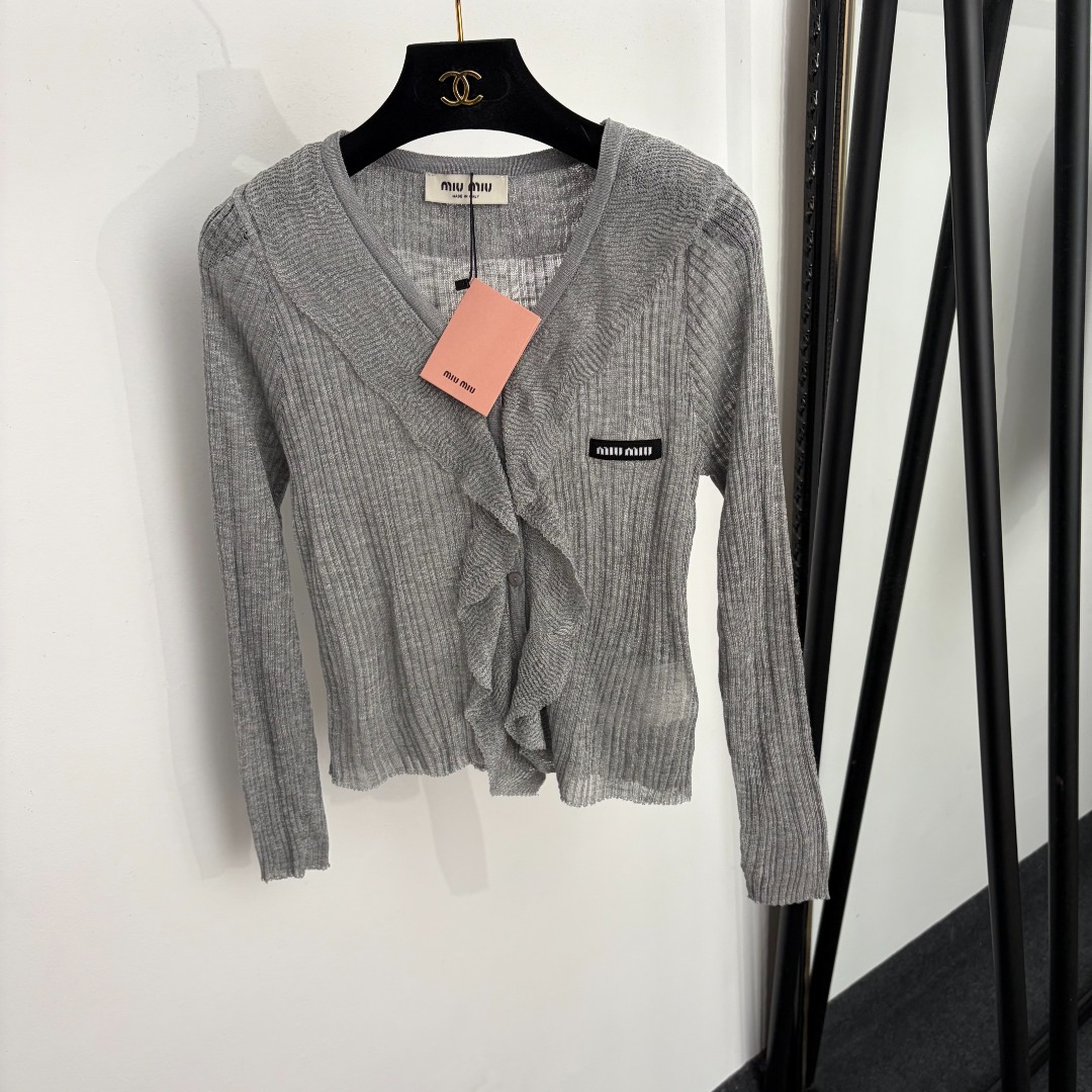 NO:933894,Model number 20265513 Miumi* new ruffled V-neck long-sleeved sweater top, gray, apricot, 36 38 40, [36 size bust 78, sleeve length 54, length 49; weight 0.120kg], Miumiu-clothing, miumiu,19860909款号20265513 Miumi*新款 荷叶边V领长袖针织衫 上衣,灰色,杏色,36 38 40,【36码胸围78,袖长54,长49；重量0.120kg】,缪缪-服装,miumiu,,Women's clothing