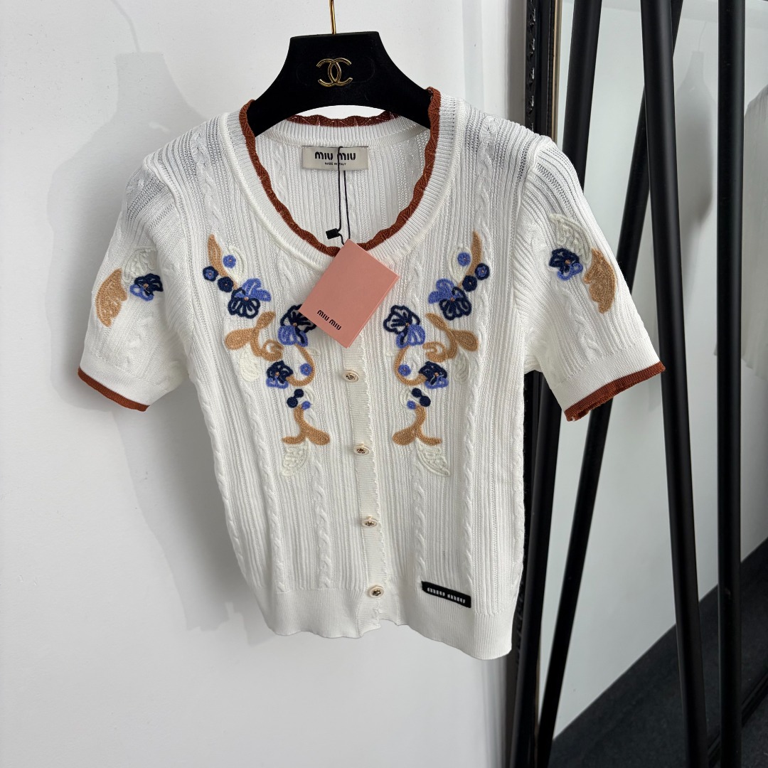 NO:933879,Model No. 20265520 Miumi* new camellia button embroidered crochet short-sleeved sweater top, white, 36 38 40, [38 size bust 84, sleeve length 21, length 52; weight 0.150kg], Miumiu-clothing, miumiu, T-shirt,19860909款号20265520 Miumi*新款 山茶花纽扣 刺绣钩花短袖针织衫 上衣,白色,36 38 40,【38码胸围84,袖长21,长52；重量0.150kg】,缪缪-服装,miumiu,T-shirt,,Women's clothing