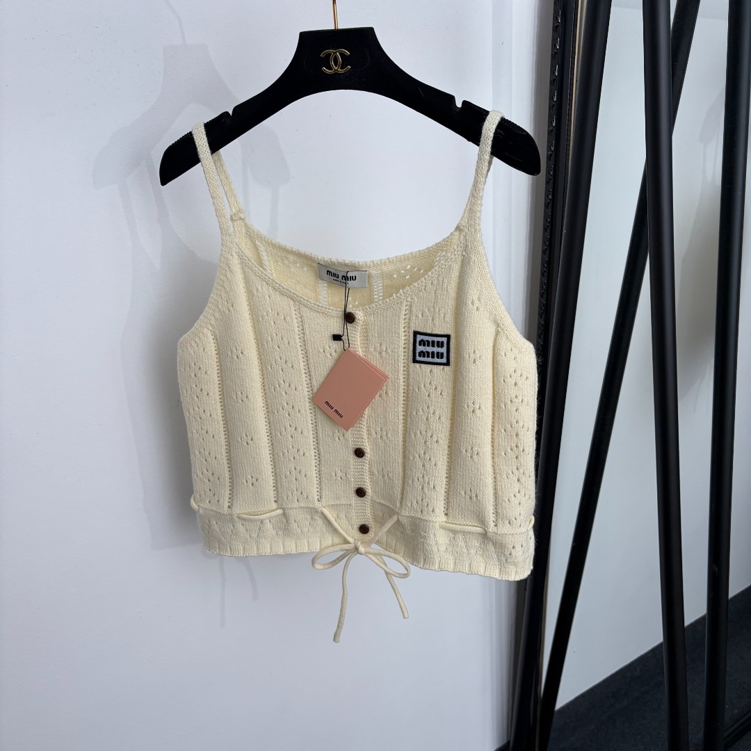 NO:933874,Model number 20265524 Miumi* new logo embroidered letter knitted camisole, apricot, yellow, 36 38 40, [38 size bust 88, length 48; weight 0.130kg], Miumi-clothing, miumiu,19860909款号20265524 Miumi*新款 logo刺绣字母针织吊带背心,杏色,黄色,36 38 40,【38码胸围88,长48；重量0.130kg】,缪缪-服装,miumiu,,Women's clothing