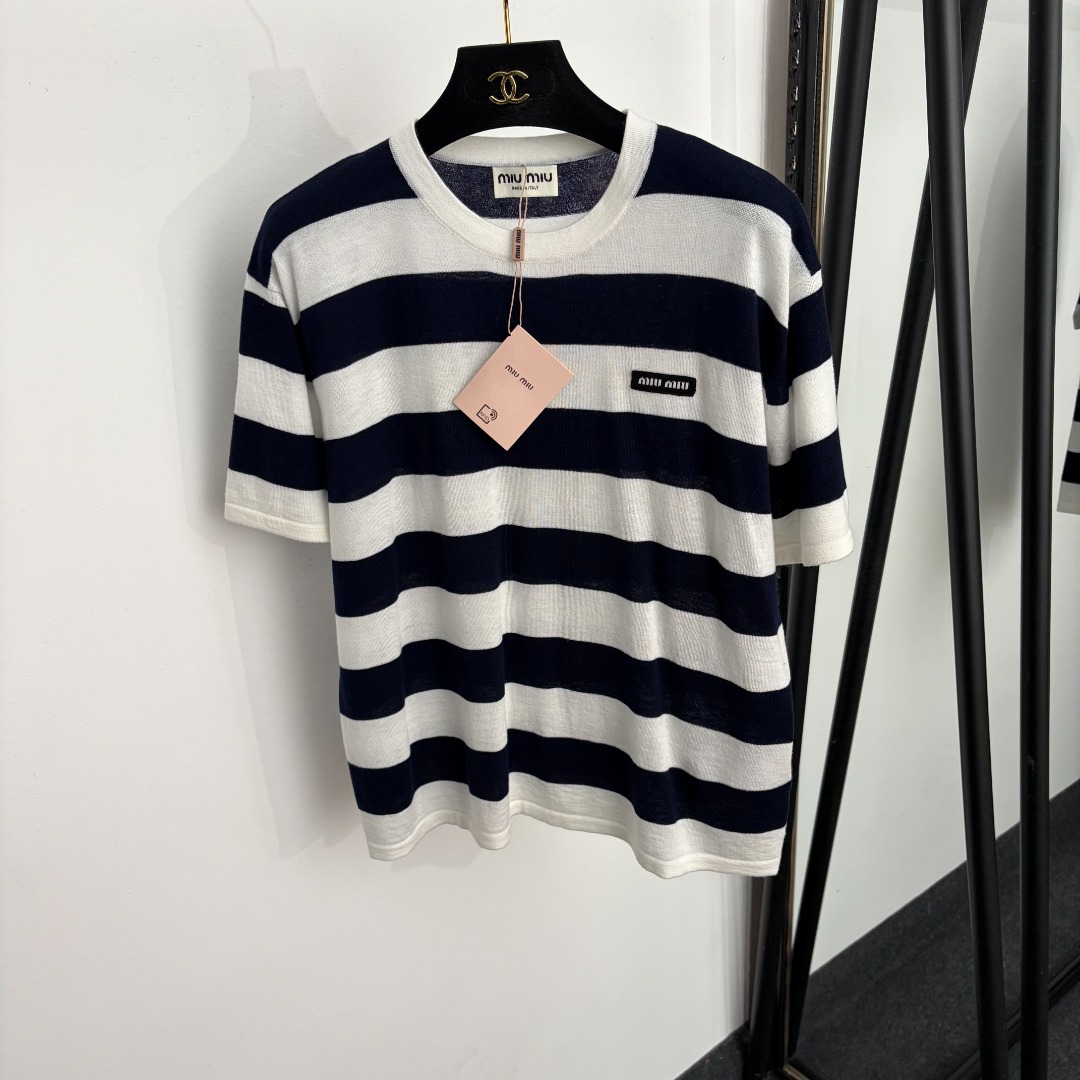 NO:933867,Model No. 20265526 ​​Miumi*new style collar logo letter color block striped short-sleeved wool sweater T-shirt, white, SML, [M size shoulder width 44, chest 106, sleeve length 20, length 60; weight 0.150kg], Miumiu-clothing, miumiu, T-shirt, tees, t-shirt,19860909款号20265526 Miumi*新款 领标字母拼色条纹短袖羊毛针织衫 T恤,白色,SML,【M码肩宽44,胸围106,袖长20,长60；重量0.150kg】,缪缪-服装,miumiu,T-shirt,tees，t-shirt,,Women's clothing