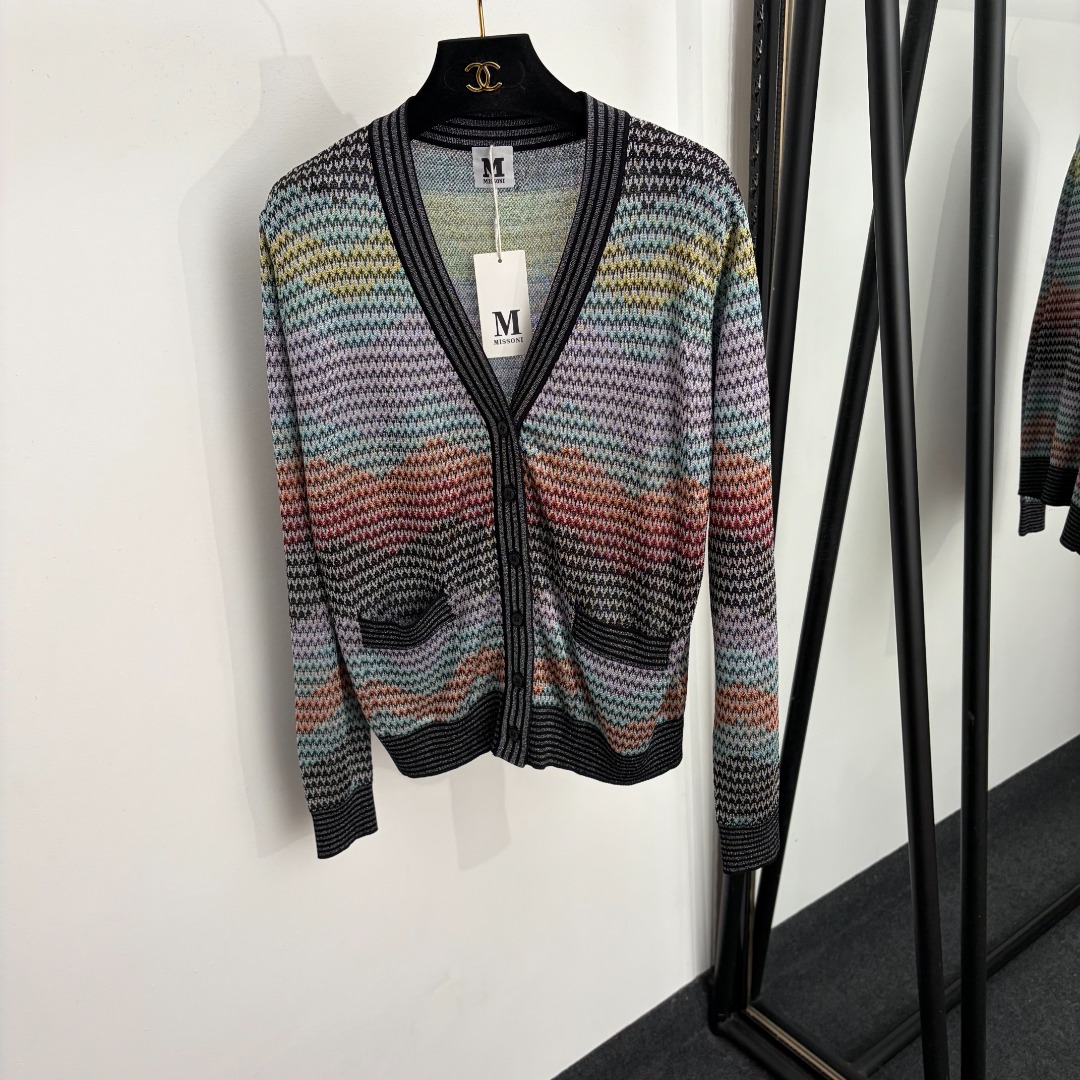 NO:933374,Model No. 20265531 Misson's latest bright silk blended gradient wavy striped V-neck long-sleeved knitted cardigan, color, S-XL, [M size shoulder width 39, bust 104, sleeve length 61, length 58; weight 0.275kg], women's clothing,19860909款号20265531 Misson*新款 亮丝混纺渐变色波浪条纹V领长袖针织开衫,彩色,S-XL,【M码肩宽39,胸围104,袖长61,长58；重量0.275kg】,女装,,Women's clothing
