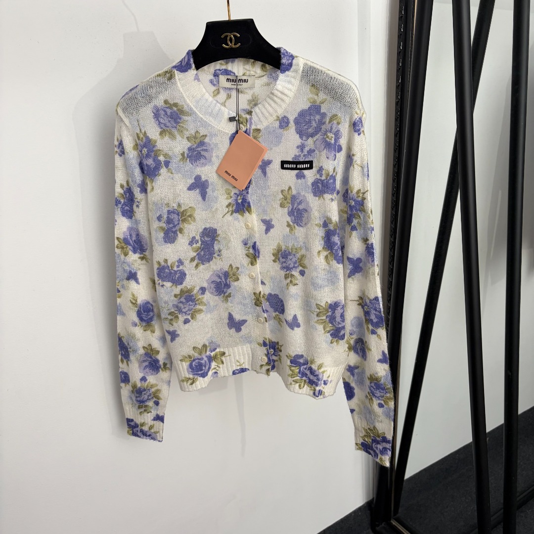 NO:933845,Model No. 20265533 Miumi* new style purple floral butterfly print long-sleeved knitted cardigan with collar lettering, white, 36 38 40, [size 36 shoulder width 43, bust 98, sleeve length 63, length 55; weight 0.120kg], Miumiu-clothing, miumiu,19860909款号20265533 Miumi*新款 领标字母紫色花卉蝴蝶印花长袖针织开衫 上衣,白色,36 38 40,【36码肩宽43,胸围98,袖长63,长55；重量0.120kg】,缪缪-服装,miumiu,,Women's clothing