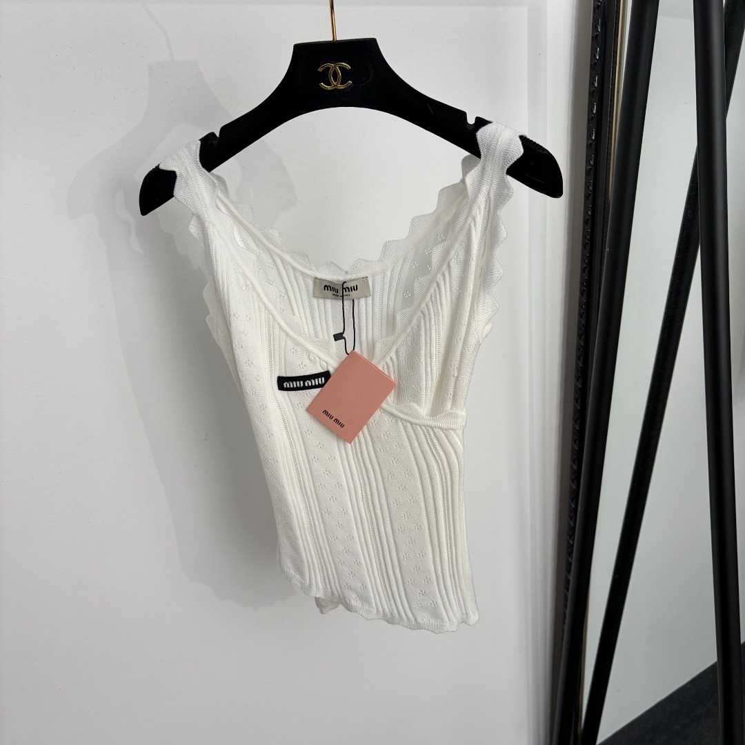 NO:933852,Model No. 20265534 Miumi* new style wavy V-neck knitted camisole with collar lettering, white, black, 36 38 40, [36 size bust 58, length 51; weight 0.100kg], Miumi-clothing, miumiu,19860909款号20265534 Miumi*新款 领标字母波浪V领针织吊带背心,白色,黑色,36 38 40,【36码胸围58,长51；重量0.100kg】,缪缪-服装,miumiu,,Women's clothing