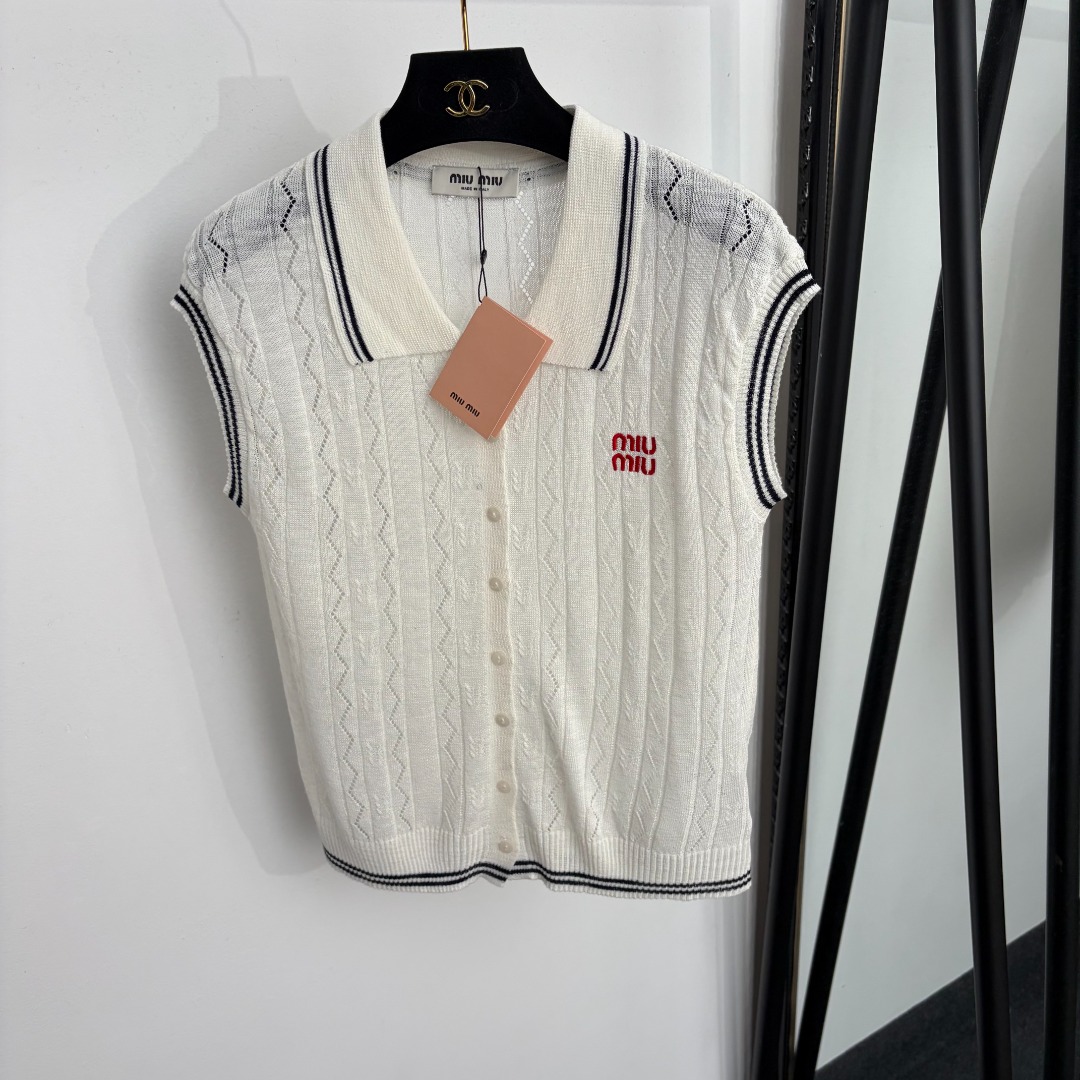 NO:933859,Model number 20265535 Miumi* new logo letter embroidered sleeveless lapel knitted vest, off-white, navy blue, 36 38 40, [38 size bust 90, length 55; weight 0.150kg], Miumi-clothing, miumiu,19860909款号20265535 Miumi*新款 logo字母刺绣无袖翻领针织马甲,米白色,藏蓝色,36 38 40,【38码胸围90,长55；重量0.150kg】,缪缪-服装,miumiu,,Women's clothing