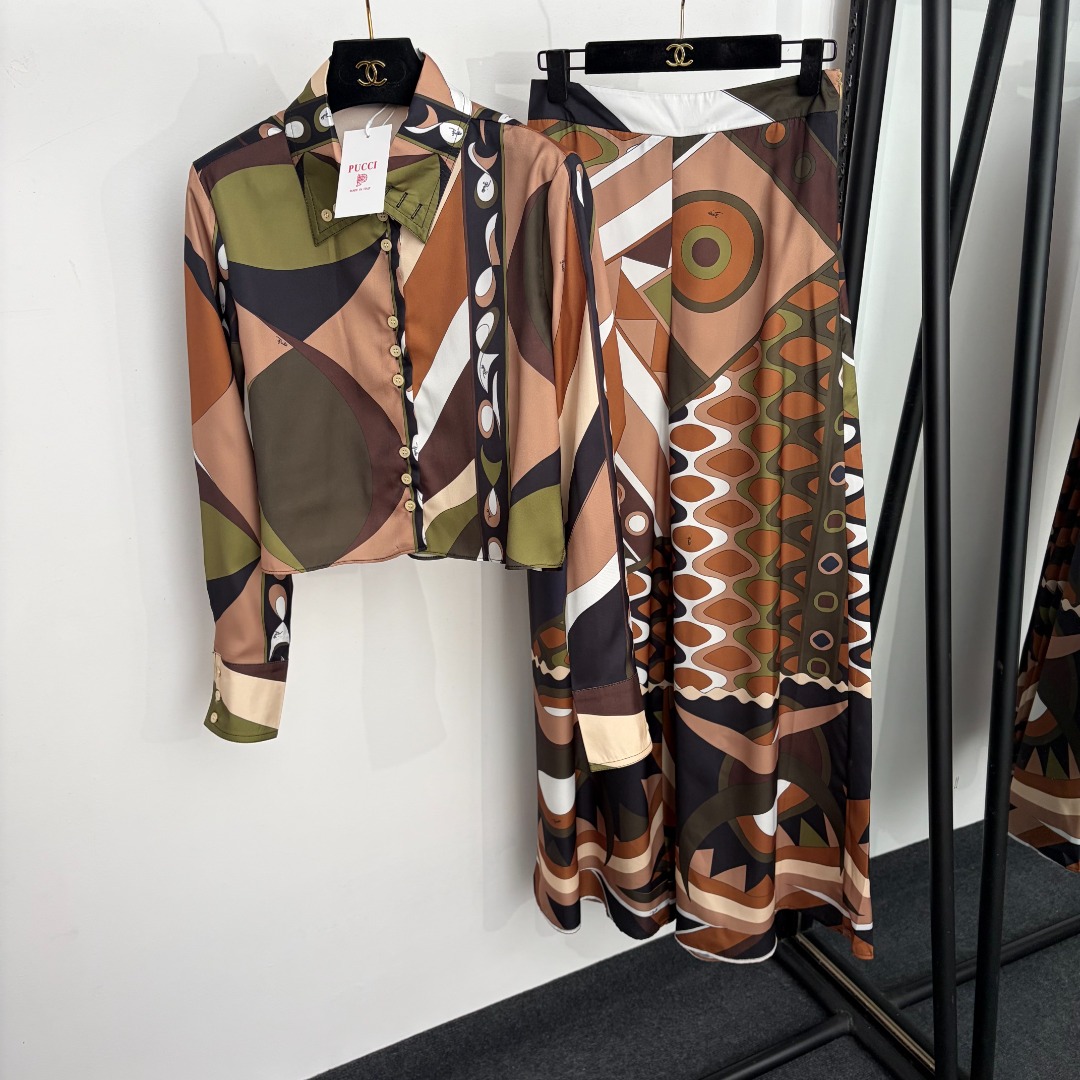 NO:933281,Model No. 20265560 Pucc* new suit, retro geometric color block printed long-sleeved shirt + high-waisted wide-leg trousers, coffee color, S-XXXL, [M size shoulder width 39, bust 90, sleeve length 61, length 45; waist 68 elastic, length 113; weight 0.320kg], women's clothing,19860909款号20265560 Pucc*新款套装,复古几何拼色印花长袖衬衣+高腰阔腿长裤,咖色,S-XXXL,【M码肩宽39,胸围90,袖长61,长45；腰围68弹力,长113；重量0.320kg】,女装,,Women's clothing