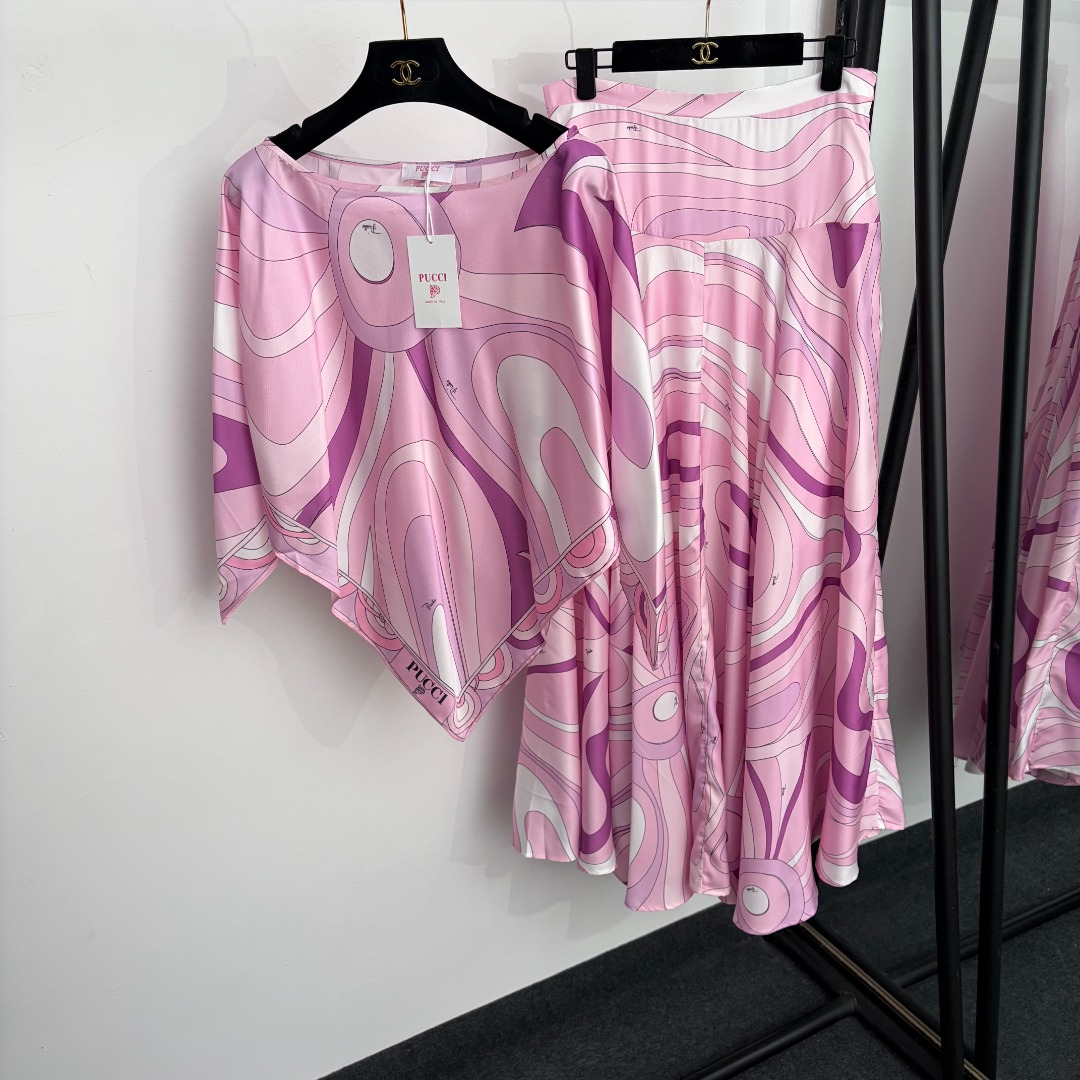 NO:933244,Model No. 20265568 Pucc* new suit, corrugated color-blocking printed irregular inverted triangle one-neck top + high-waisted skirt, pink, light blue, S-XXXL, [M size total length 69; weight 0.95kg; waist 76, skirt length 100; weight 0.400kg], women's clothing, skirts,19860909款号20265568 Pucc*新款套装,波纹拼色印花不规则倒三角一字领上衣+高腰半裙,粉色,浅蓝色,S-XXXL,【M码总长69；重量0.95kg；腰围76,裙长100；重量0.400kg】,女装,skirts,,Women's clothing