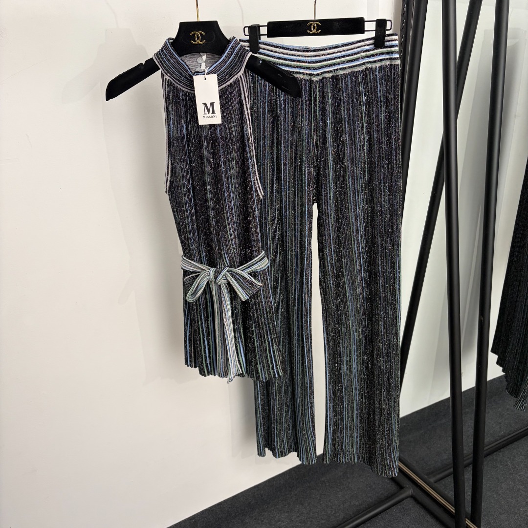 NO:933273,Model No. 20265572 Misson's latest suit, bright silk blended shouldered knitted striped vest top (with belt) + contrasting striped high-waisted knitted trousers, dark gray, S-XL, [M size bust 82, length 66; waist 68 stretch, length 109; weight 0.725kg], women's clothing,19860909款号20265572 Misson*新款套装,亮丝混纺削肩针织条纹背心上衣（配腰带）+撞色条纹高腰针织长裤,深灰色,S-XL,【M码胸围82,长66；腰围68弹力,长109；重量0.725kg】,女装,,Women's clothing