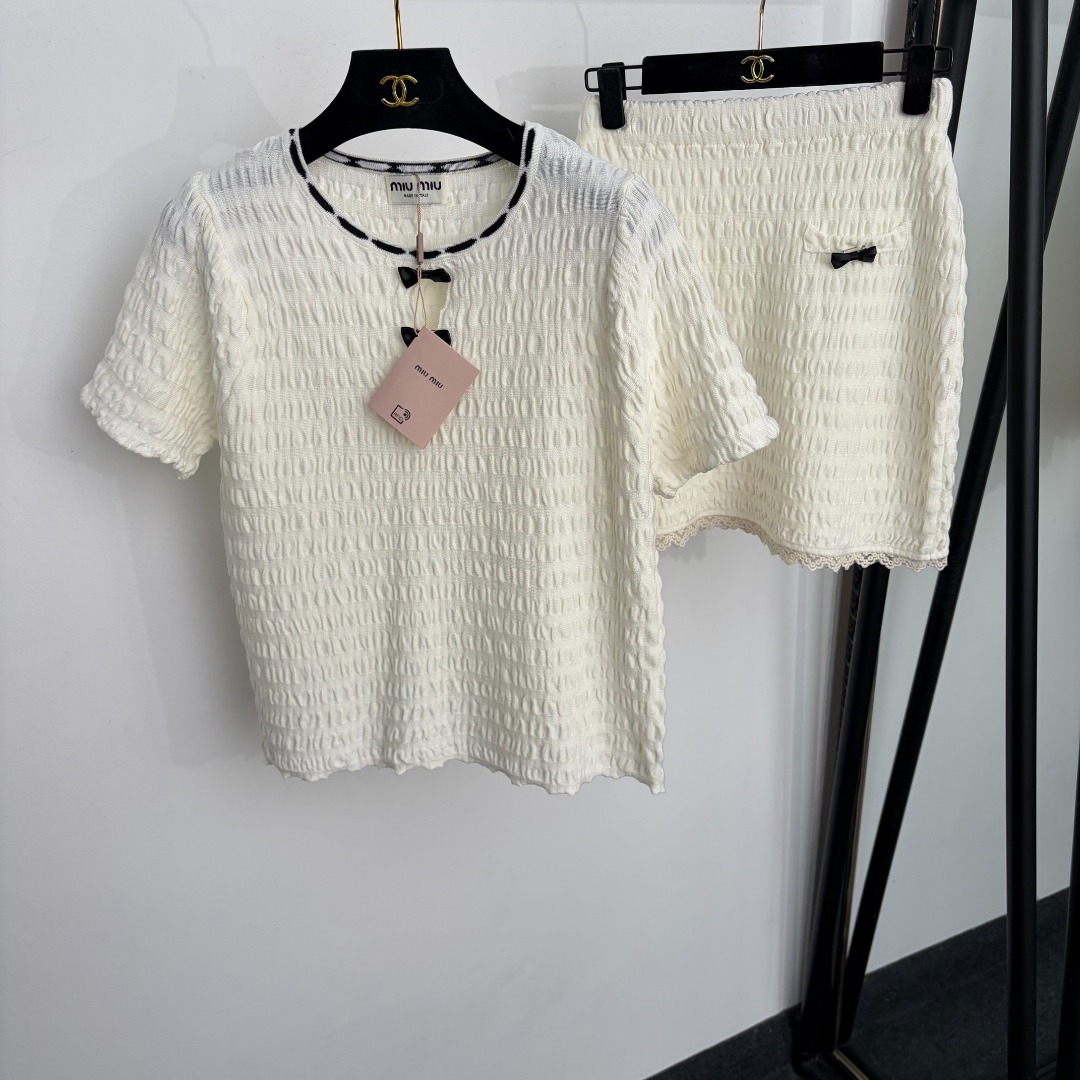 NO:933832,Model No. 20265574 Miumi* new set, bow-detailed pleated short-sleeved sweater top + knitted short skirt, off-white, black, [One size fits all bust 88, sleeve length 20, length 54; weight 0.210kg; waist 58 elastic, length 41; weight 0.175kg], Miumiu-clothing, miumiu, skirts, T-shirt,19860909款号20265574 Miumi*新款套装,蝴蝶结装饰褶皱短袖针织衫上衣+针织短半裙,米白色,黑色,【均码胸围88,袖长20,长54；重量0.210kg；腰围58弹力,长41；重量0.175kg】,缪缪-服装,miumiu,skirts,T-shirt,,Women's clothing