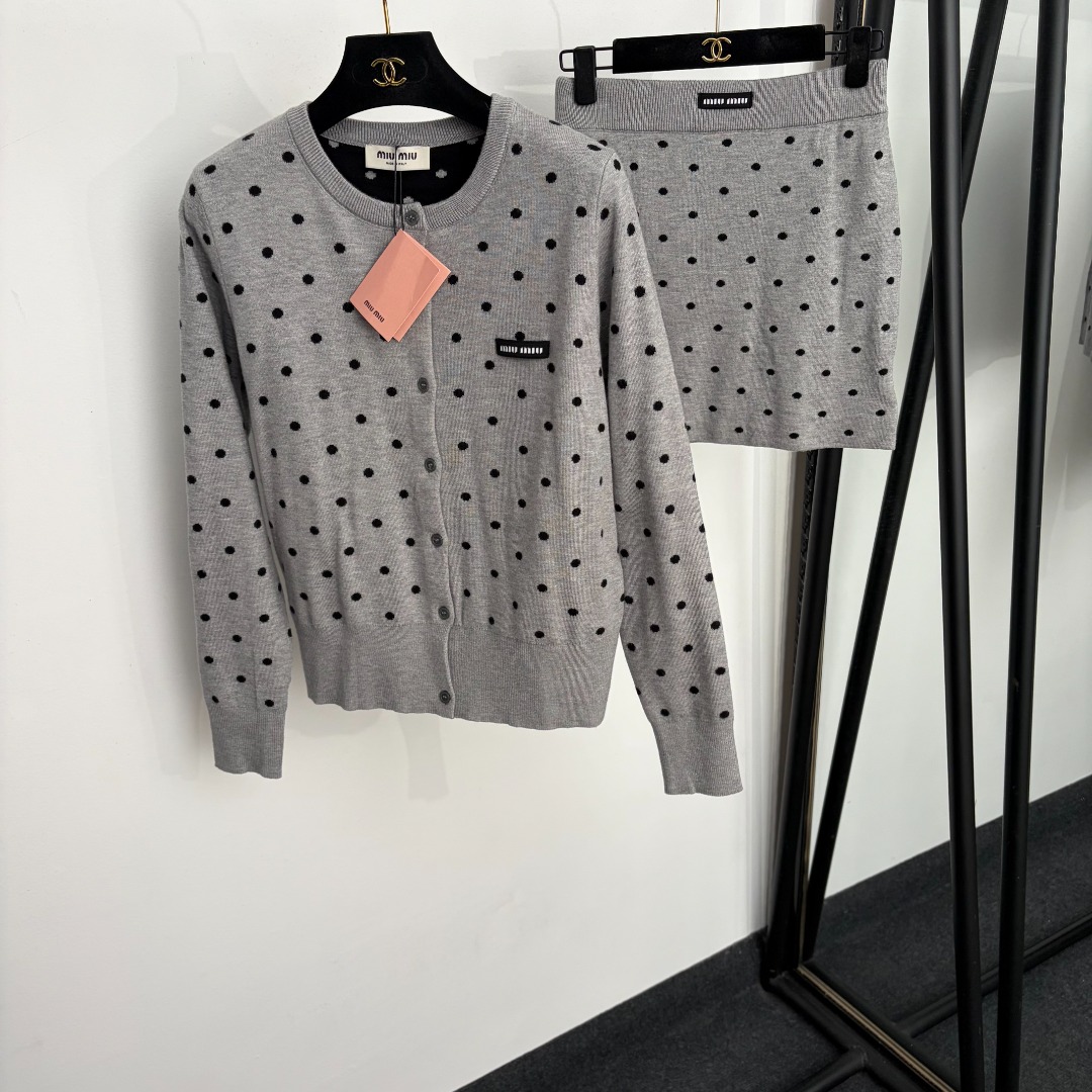 NO:933838,Model No. 20265576 Miumi* new suit, polka-dot long-sleeved knitted cardigan with collar lettering + knitted short skirt, gray, black, 36 38 40, [size 38 shoulder width 36, bust, 92, sleeve length 59, length 56; weight 0.365kg; waist 64 elastic, length 38; weight 0.175kg], Miumiu-clothing, miumiu, skirts,19860909款号20265576 Miumi*新款套装,领标字母波点长袖针织开衫+针织短半裙,灰色,黑色,36 38 40,【38码肩宽36,胸围,92,袖长59,长56；重量0.365kg；腰围64弹力,长38；重量0.175kg】,缪缪-服装,miumiu,skirts,,Women's clothing