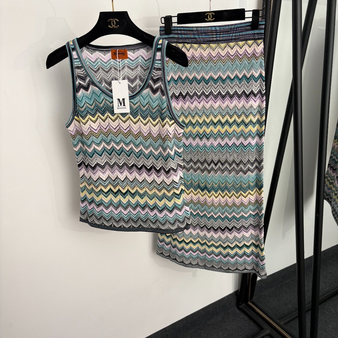 NO:933293,Model No. 20265577 Misson's latest suit, gradient wavy striped knitted vest + hip-covering high-waisted knitted skirt, color matching, S-XL, [M size bust 78, length 54; waist 64 stretch, length 85; weight 0.380kg], women's clothing, skirts,19860909款号20265577 Misson*新款套装,渐变色波浪条纹针织背心+包臀高腰针织半裙,拼色,S-XL,【M码胸围78,长54；腰围64弹力,长85；重量0.380kg】,女装,skirts,,Women's clothing